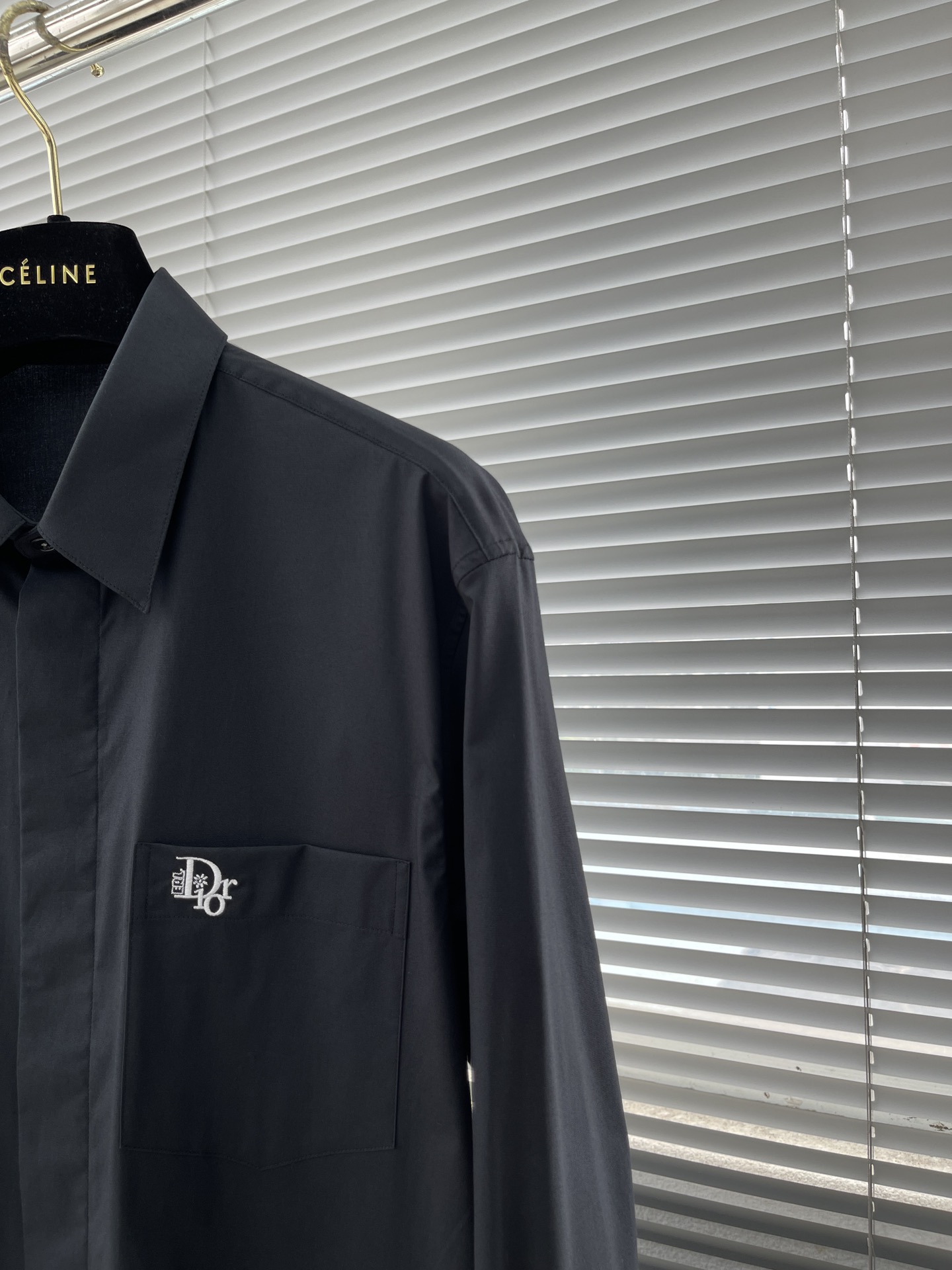 秋冬 -Dio 口袋刺绣小细节府绸衬衫。暗扣款，这款面料带弹力，穿着舒适！颜色:黑，白色。尺码:S-XX