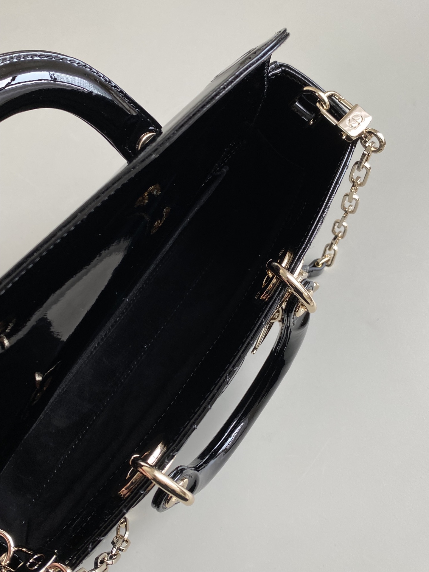 Dior 黑色中号𝗗-𝗝𝗼𝘆 𝗯𝗮𝗴漆皮款