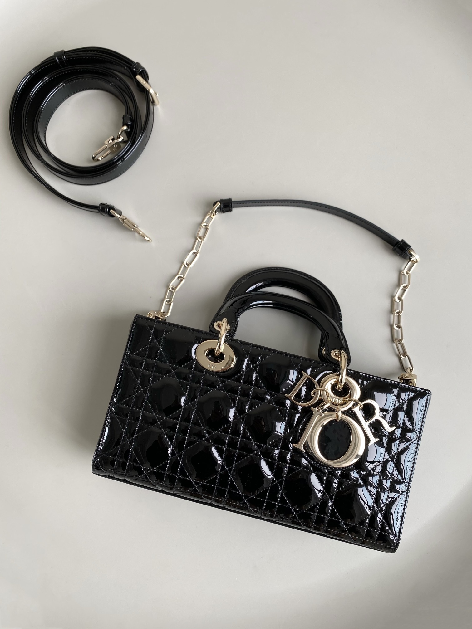 Dior 黑色中号𝗗-𝗝𝗼𝘆 𝗯𝗮𝗴漆皮款