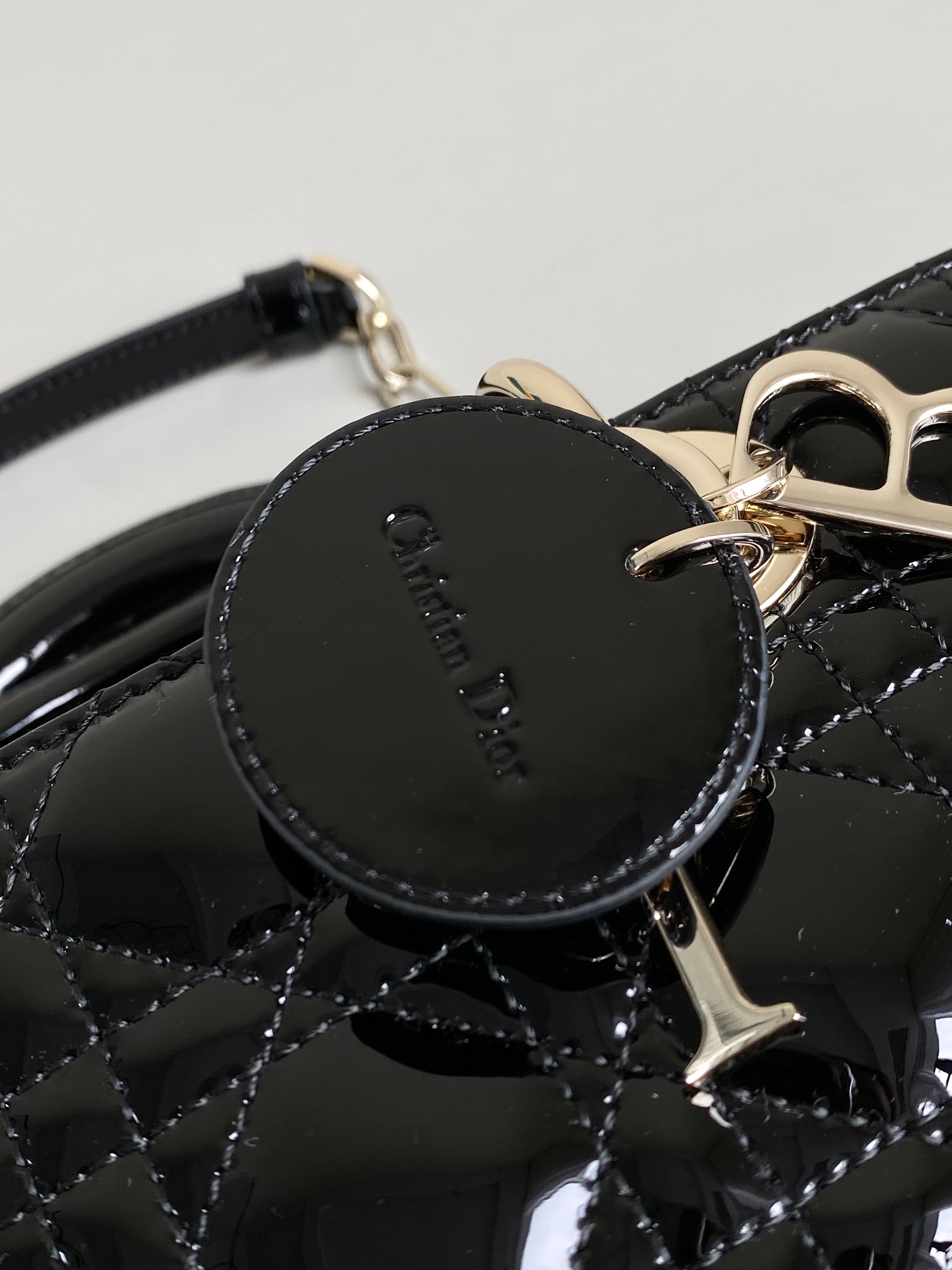 Dior 黑色中号𝗗-𝗝𝗼𝘆 𝗯𝗮𝗴漆皮款