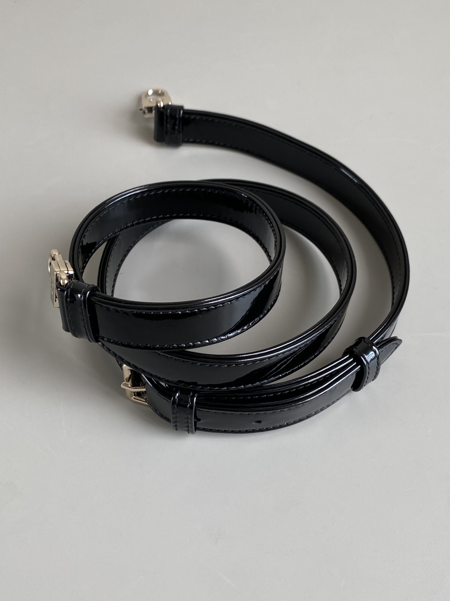 Dior 黑色中号𝗗-𝗝𝗼𝘆 𝗯𝗮𝗴漆皮款