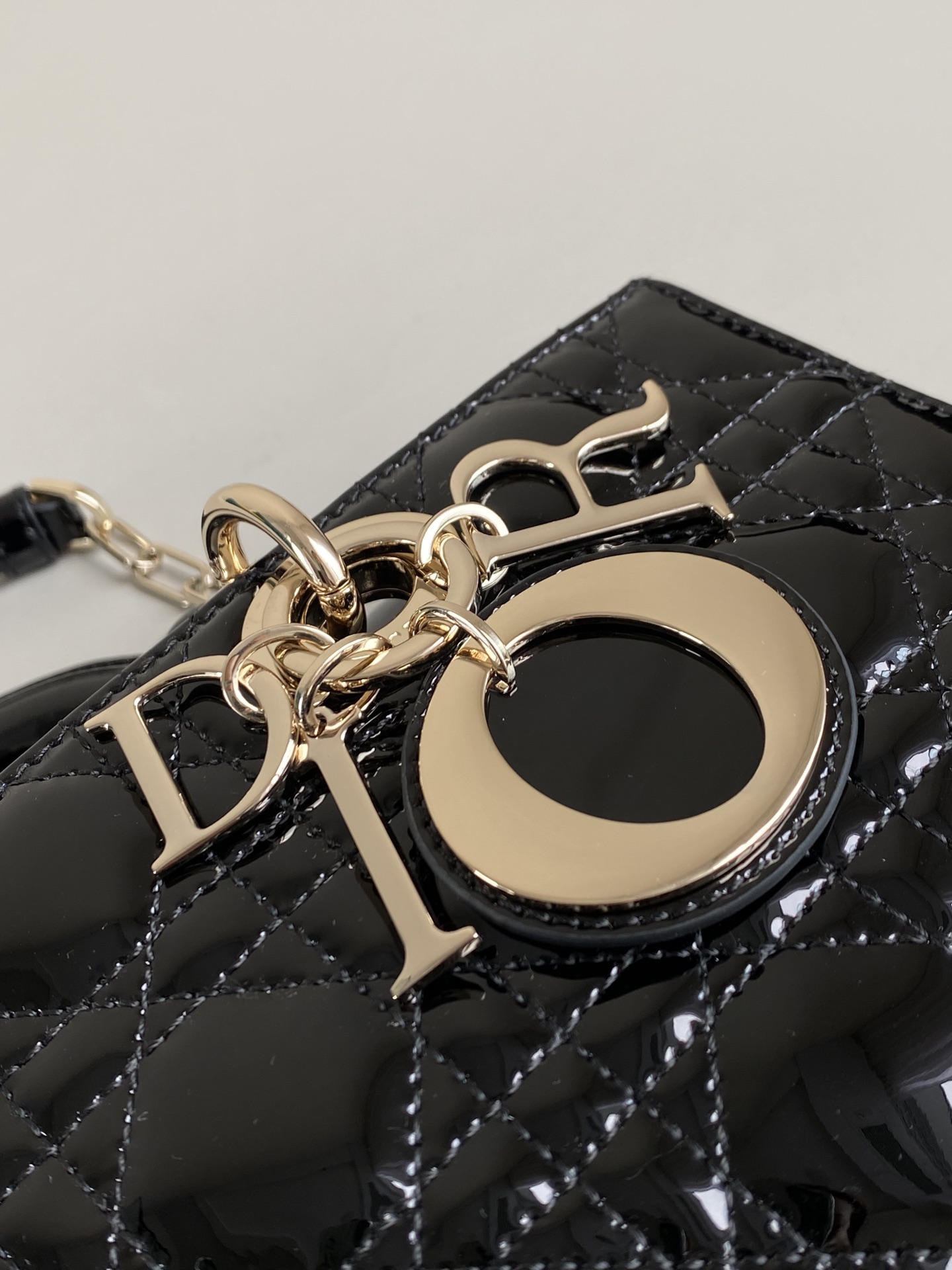 Dior 黑色中号𝗗-𝗝𝗼𝘆 𝗯𝗮𝗴漆皮款