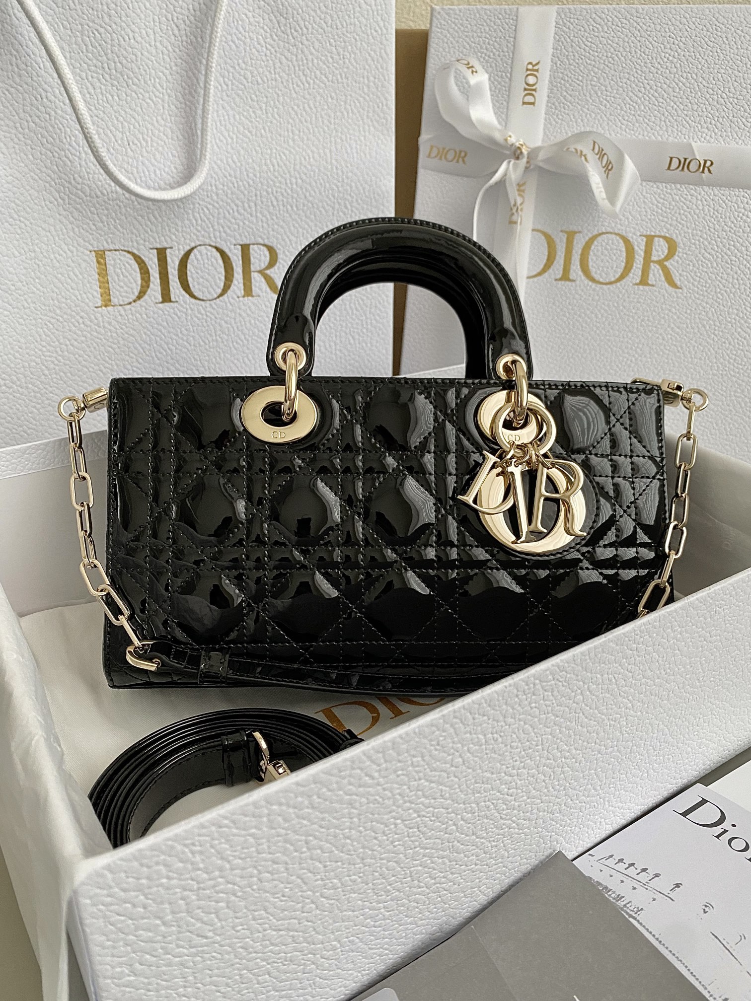 Dior 黑色中号𝗗-𝗝𝗼𝘆 𝗯𝗮𝗴漆皮款