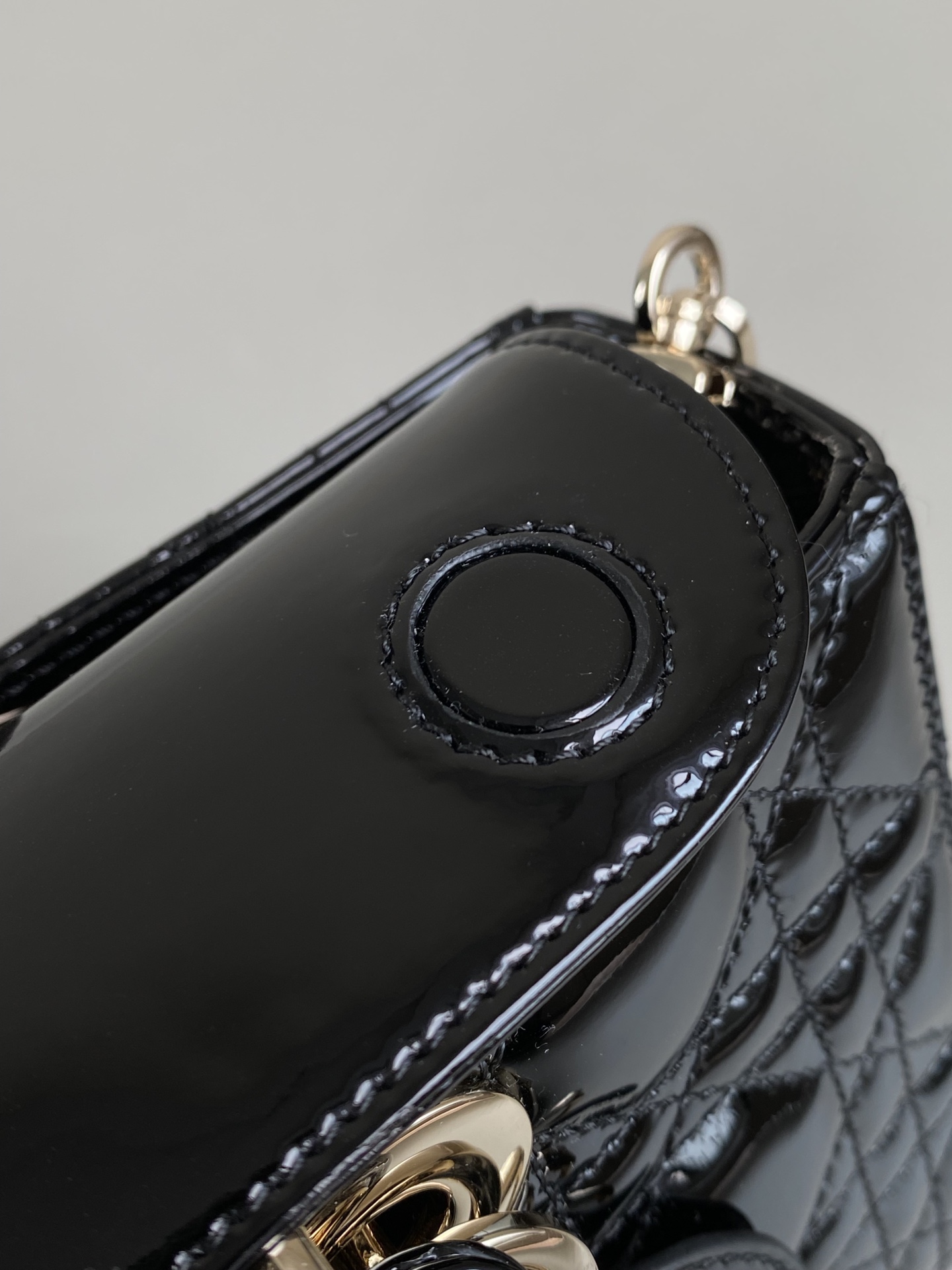 Dior 黑色中号𝗗-𝗝𝗼𝘆 𝗯𝗮𝗴漆皮款