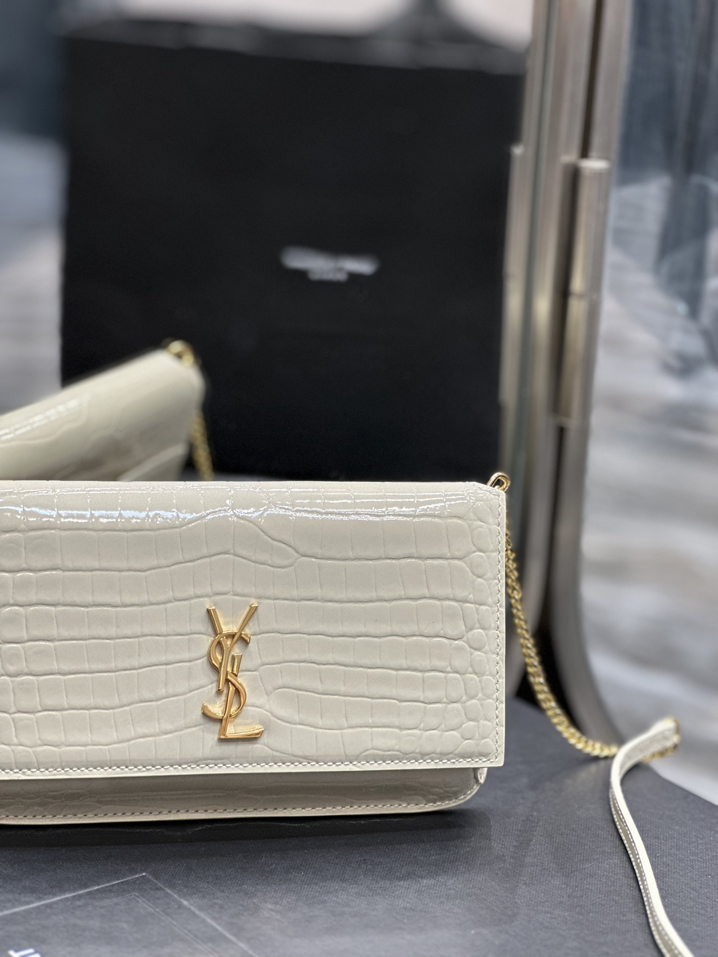 MONOGRAM_白色鳄鱼纹配金扣PhoneHolder迷你款小包_对于现在超级流行的小包风潮这款绝对值