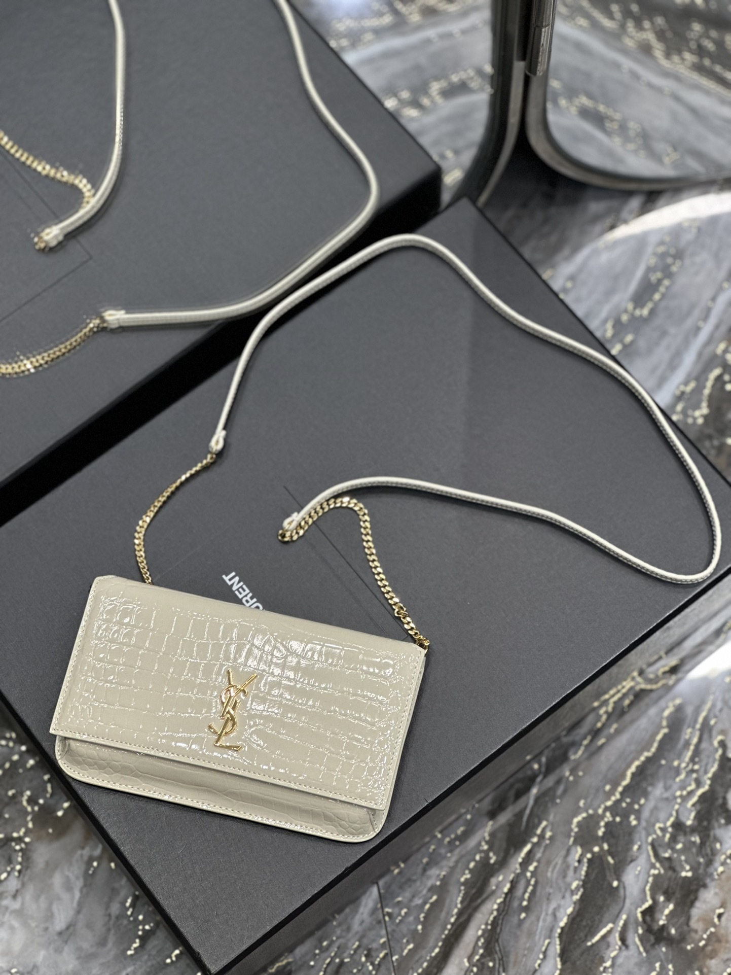MONOGRAM_白色鳄鱼纹配金扣PhoneHolder迷你款小包_对于现在超级流行的小包风潮这款绝对值
