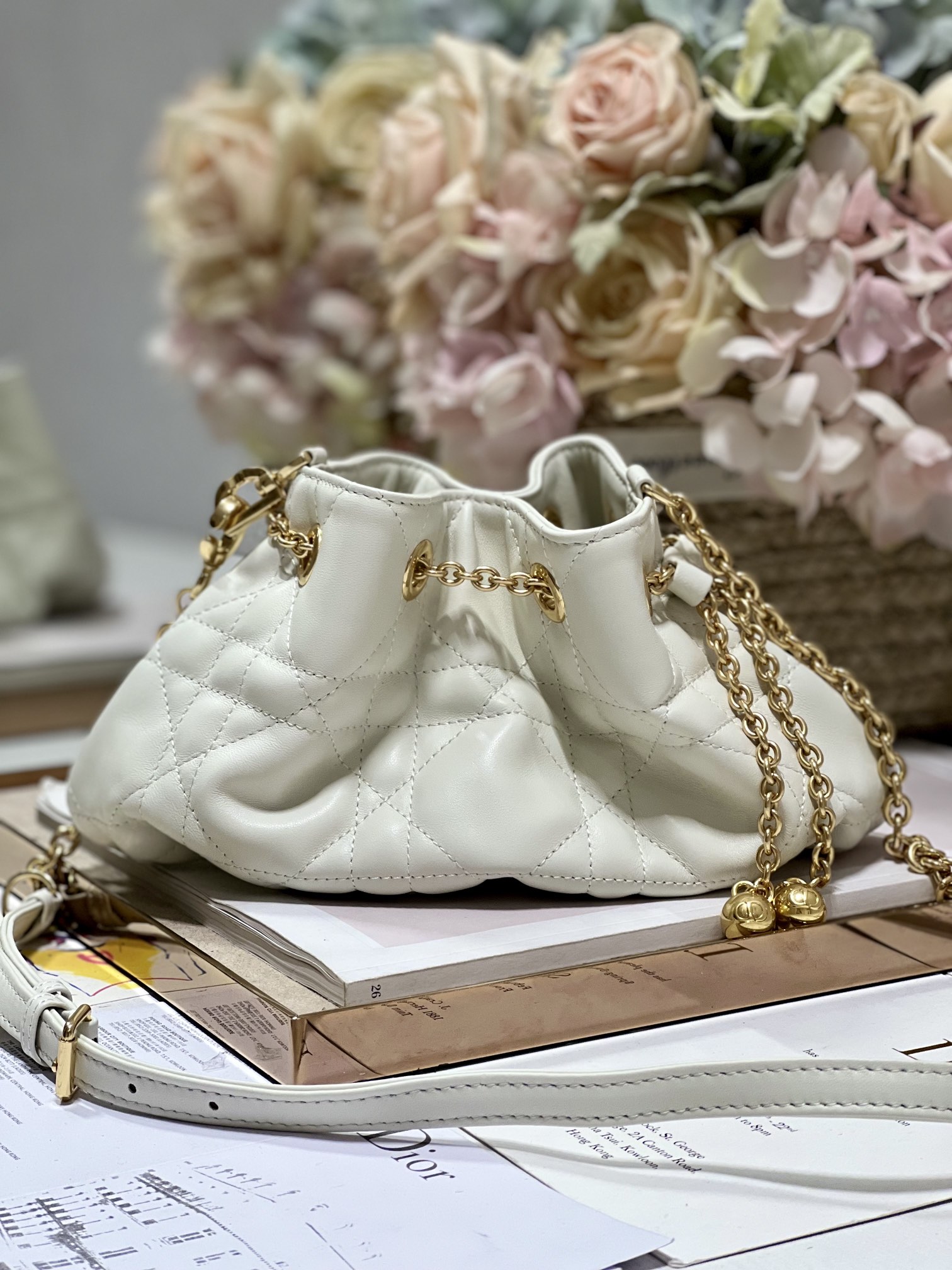 Sac Dior Ammi blanc en cuir d'agneau, motif cannage oversize, fermoir chaîne et bandoulière chaîne