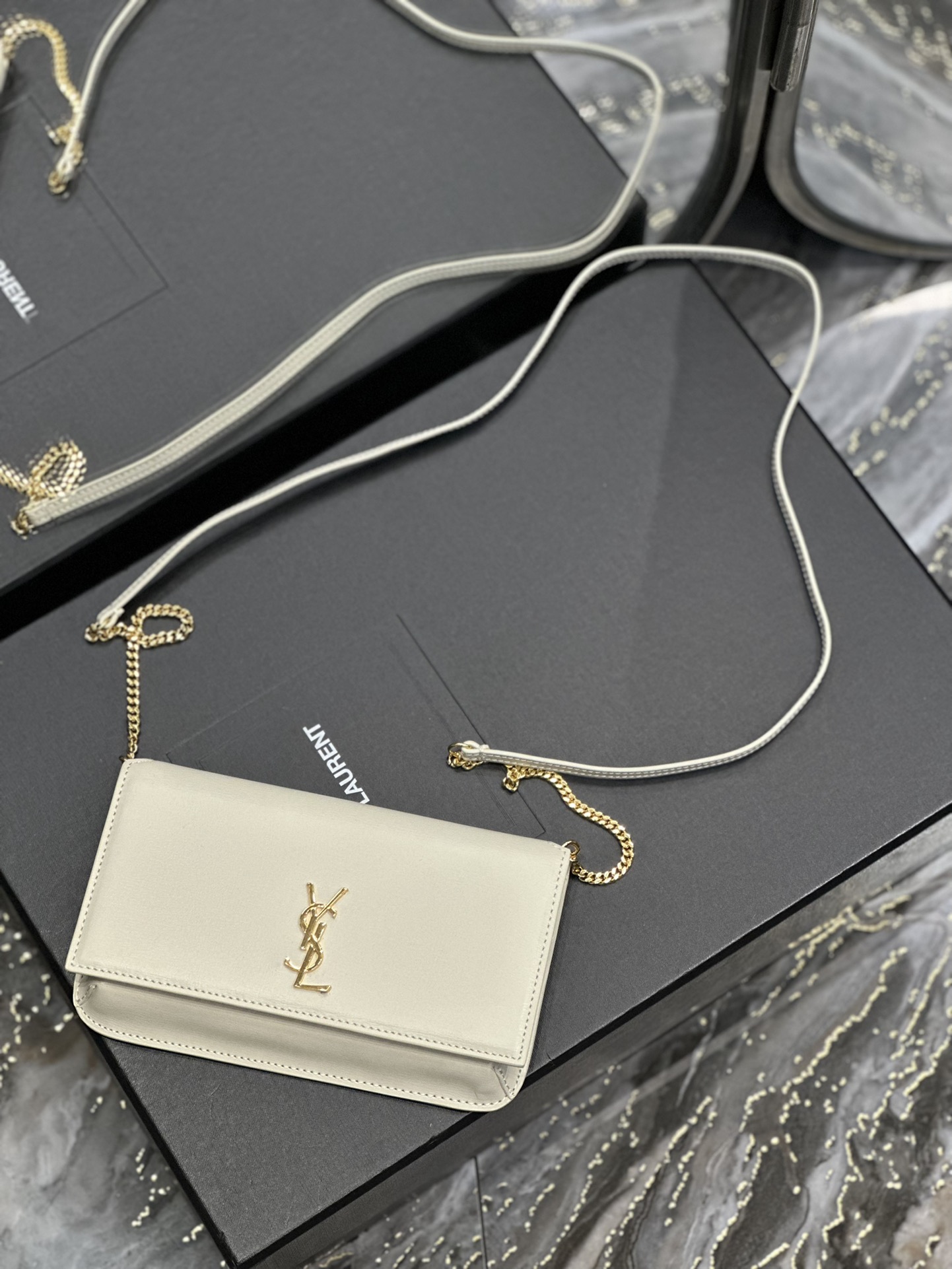 MONOGRAM_白色手搓纹配金扣PhoneHolder迷你款小包_对于现在超级流行的小包风潮这款绝对值