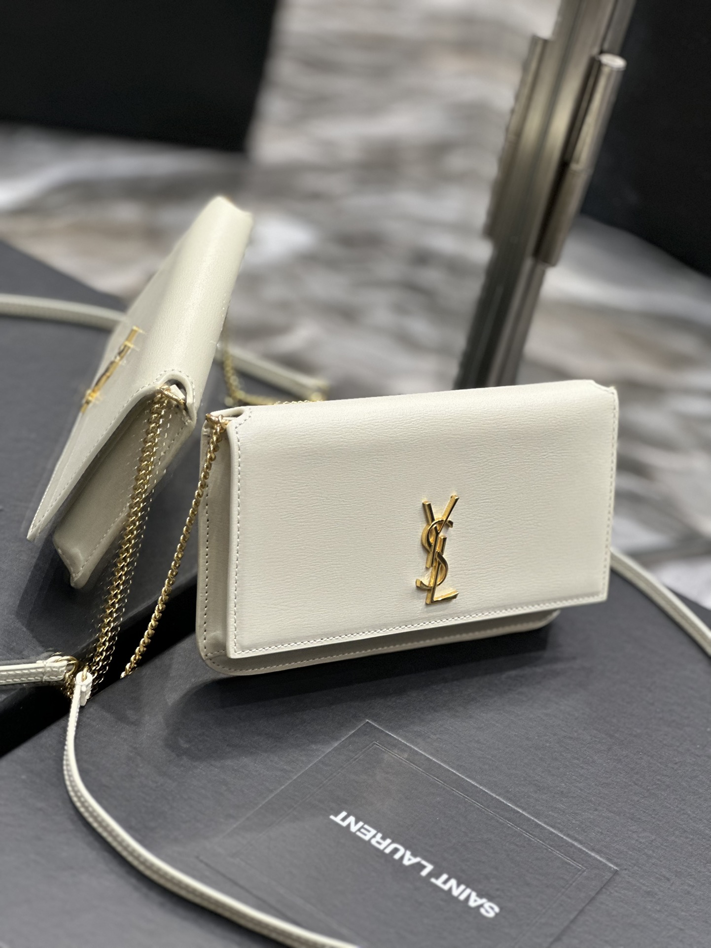 MONOGRAM_白色手搓纹配金扣PhoneHolder迷你款小包_对于现在超级流行的小包风潮这款绝对值