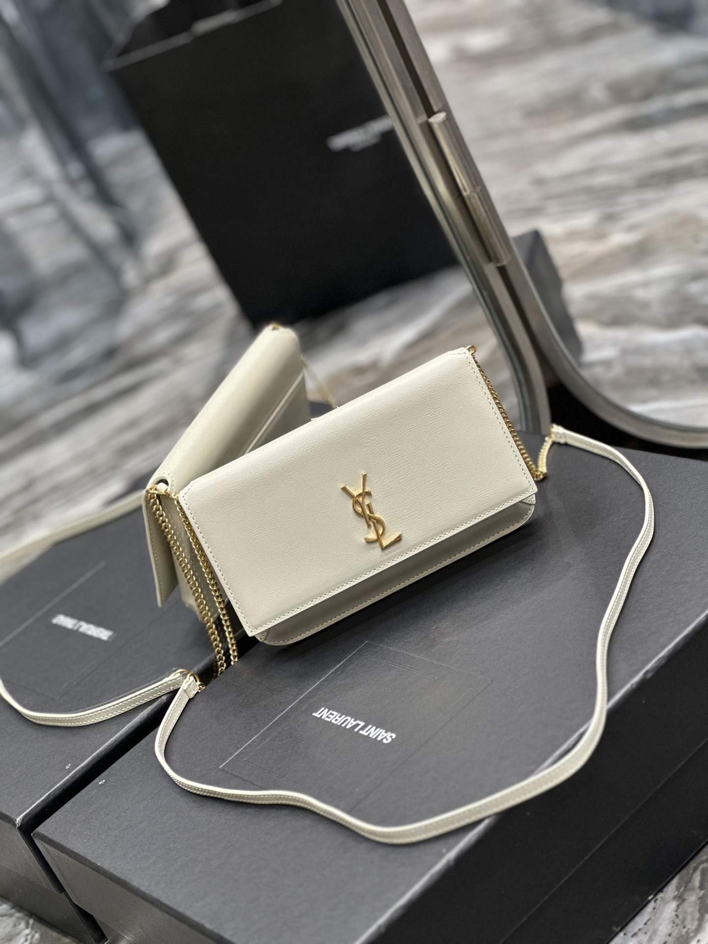 MONOGRAM_白色手搓纹配金扣PhoneHolder迷你款小包_对于现在超级流行的小包风潮这款绝对值