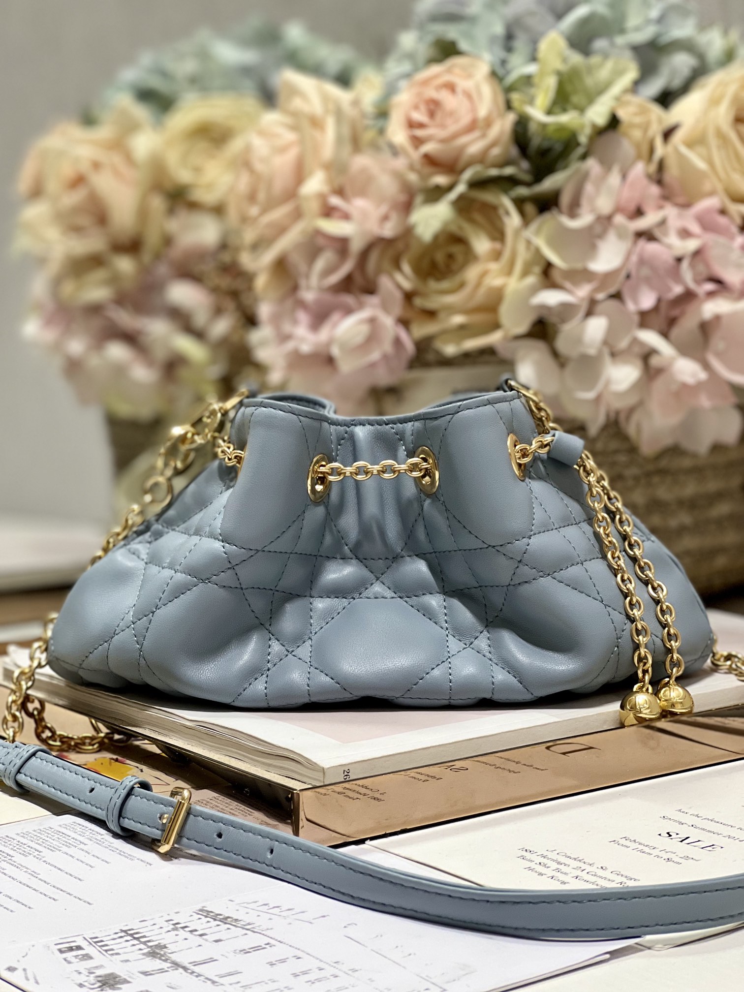 Sac Dior Ammi bleu en cuir d'agneau avec motif cannage oversize et bandoulière chaîne