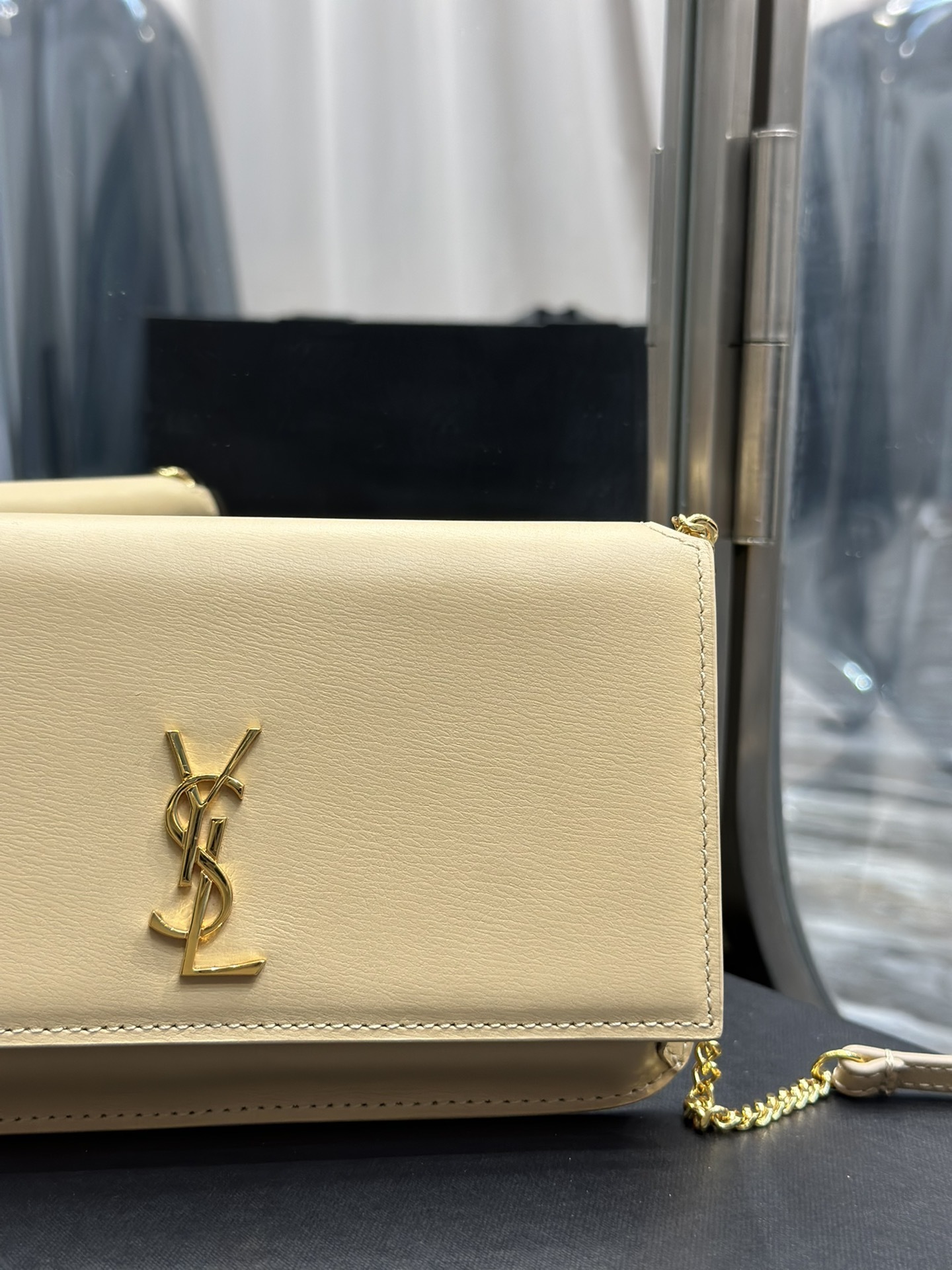 MONOGRAM_杏色手搓纹配金扣PhoneHolder迷你款小包_对于现在超级流行的小包风潮这款绝对值