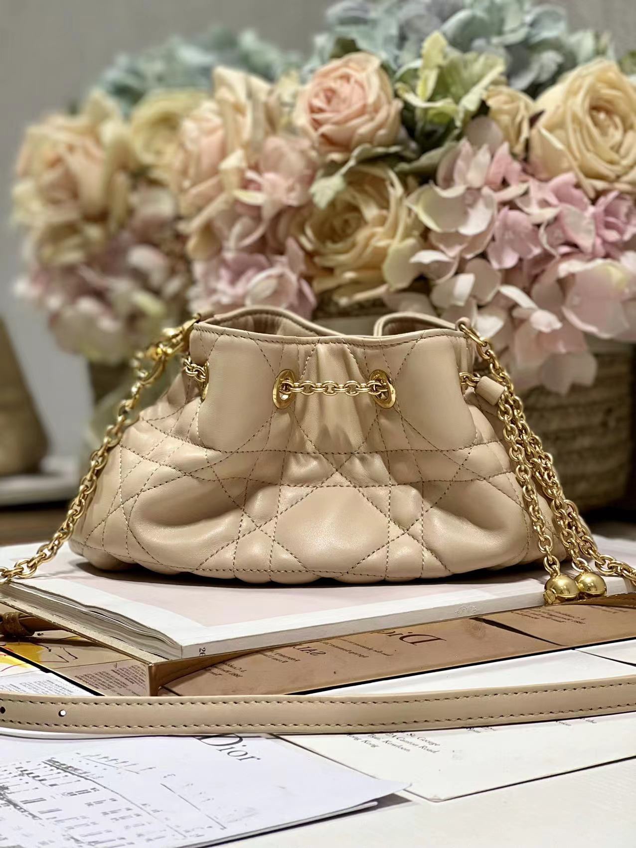 Sac Dior Ammi abricot en cuir d'agneau, motif cannage oversize, bandoulière chaîne, petit format