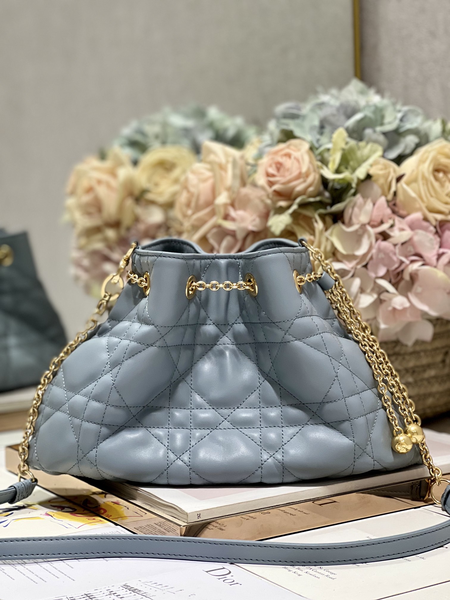 Sac Dior Ammi bleu en cuir d'agneau, motif cannage oversize, bandoulière chaîne, taille moyenne