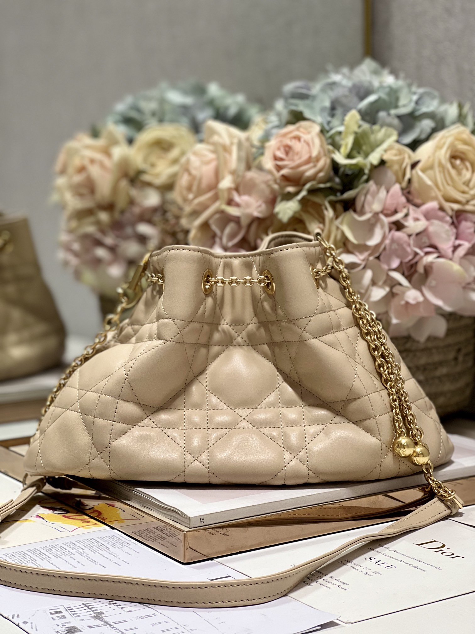 Dior Ammi cuir d'agneau motif cannage oversize fermoir chaîne sac seau