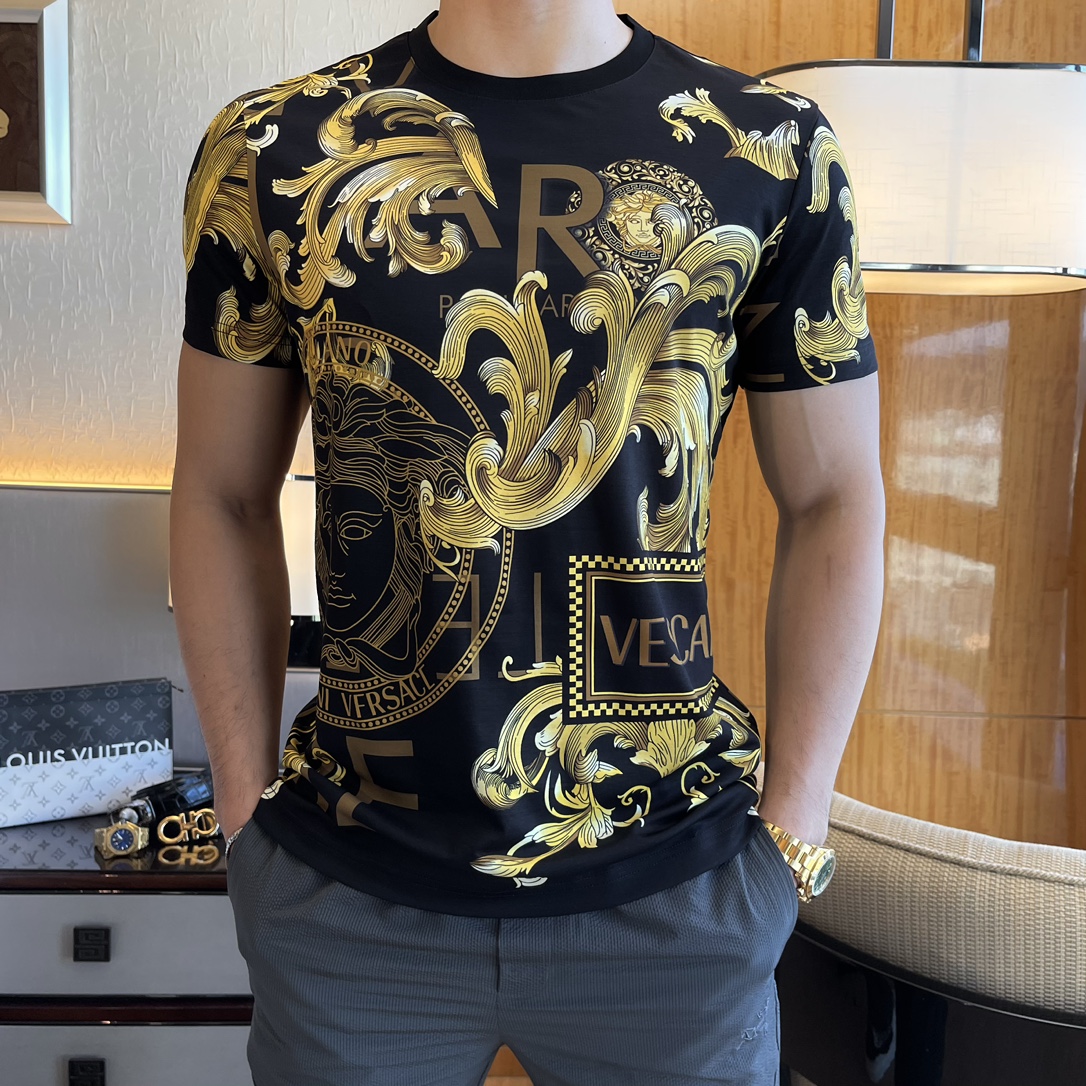 NO:858050,vSizhe - 2026ss spring and summer fashion printed short-sleeved T-shirt, original 1:1 production, exclusive customization - imported 120-count double mercerized cotton fabric, the latest digital printing and hot-drilling technology at the counter, the texture is delicate and soft, and it is cool and smooth against the body. It is moisture-wicking, simple and generous yet fashionable, the version is three-dimensionally cut, and the upper body is super stylish!  A must-have for fashionistas, sizes M-XXXL (model weighs 178/142 pounds and wears size L), T-shirt, tees, t-shirt,19860909v思哲 - 2026ss春夏时尚印花短袖T恤,原版1:1打造,独家定制-进口120支双丝光棉面料,专柜最新数码印花烫钻工艺,质感细腻柔软,贴身冰爽顺滑.吸湿排汗,简约大方又不失时尚,版型立体裁剪,上身超有型！时尚潮人必备款 尺码M-XXXL (模特178/142斤穿L码),,T-shirt,tees，t-shirt,,Men's clothing