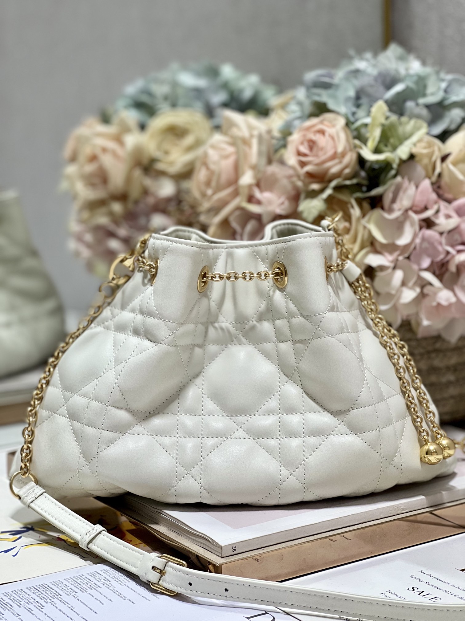 Dior Ammi Sac Seau en Cuir d'Agneau Blanc avec Motif Cannage Oversize et Bandoulière Chaîne
