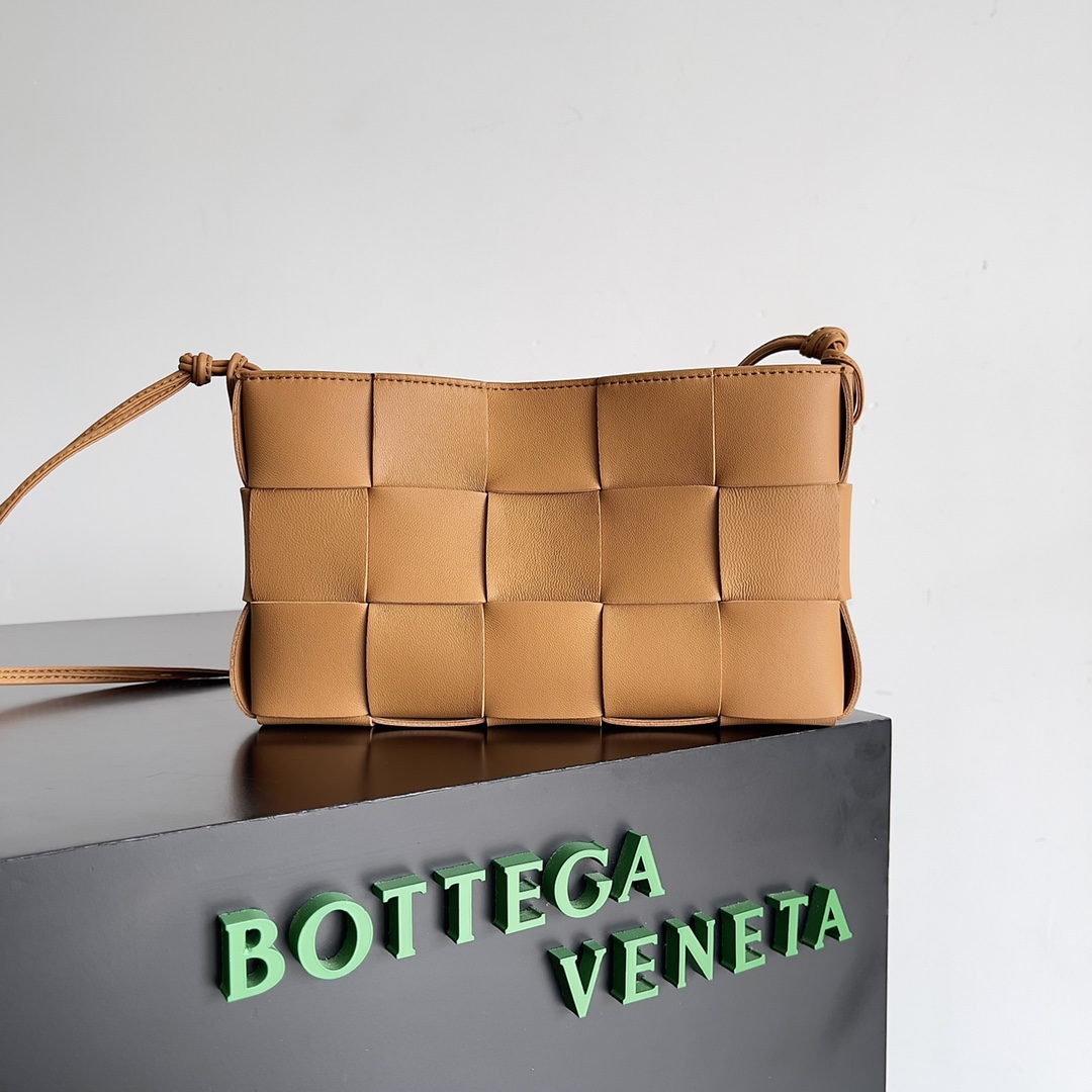 NO:768925,May Day special price, model number 730543, size 23*6.5*16cm, color light brown, special price, flash sale19860909五一特价  款号730543 尺寸23*6.5*16cm 颜色浅棕色,特价秒杀,Bag
