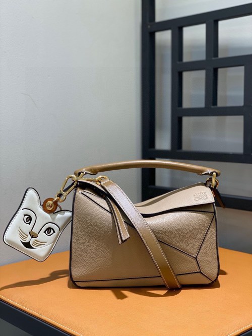 Loewe Puzzle Small Bolso de Hombro de Piel de Becerro Color Arena 1 Loewe Puzzle Small Bolso de Hombro de Piel de Becerro Color Arena