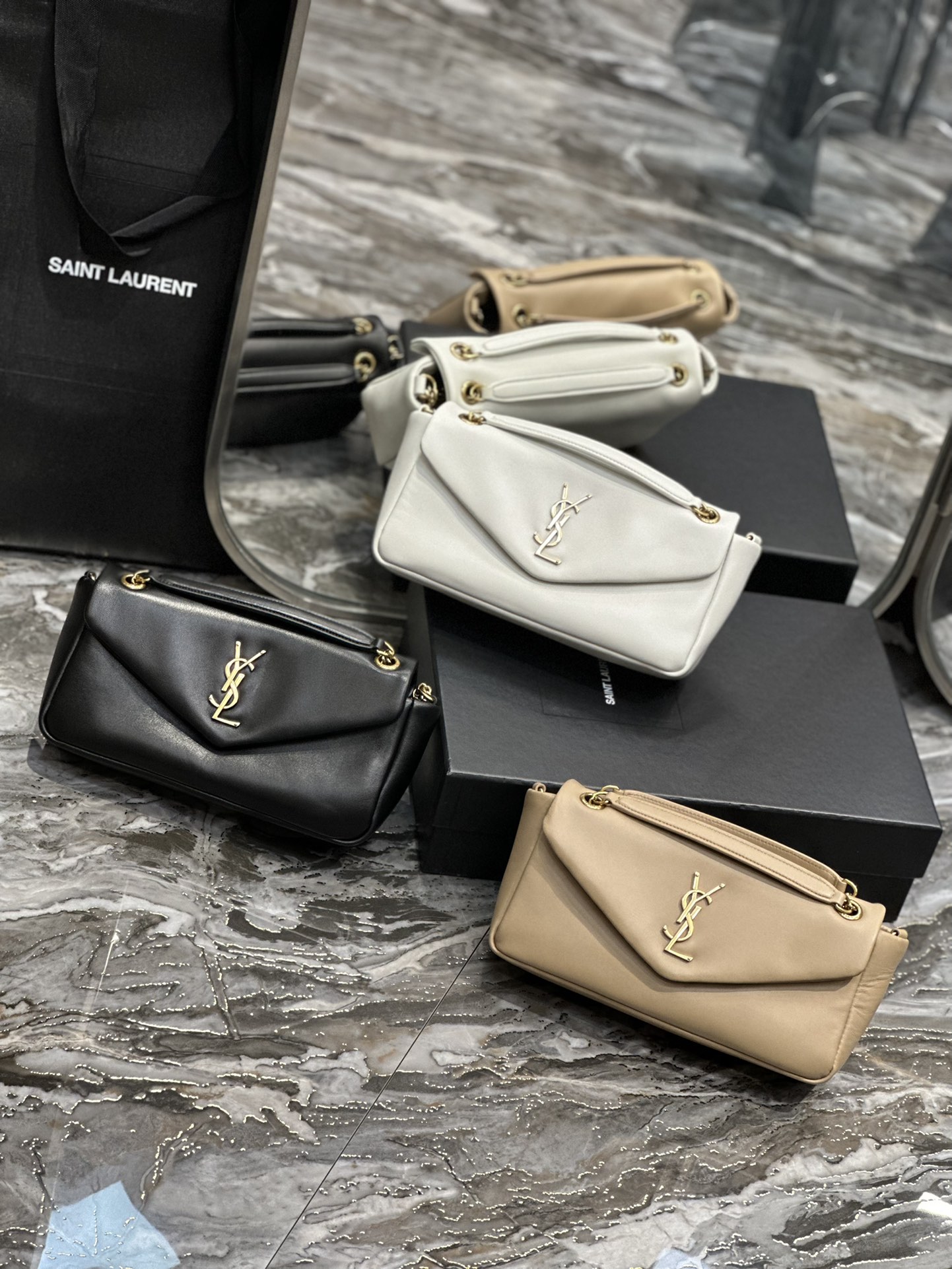 CALYPSO_ bolso de cadena. Negro/blanco/albaricoque piel de cordero con hebilla dorada