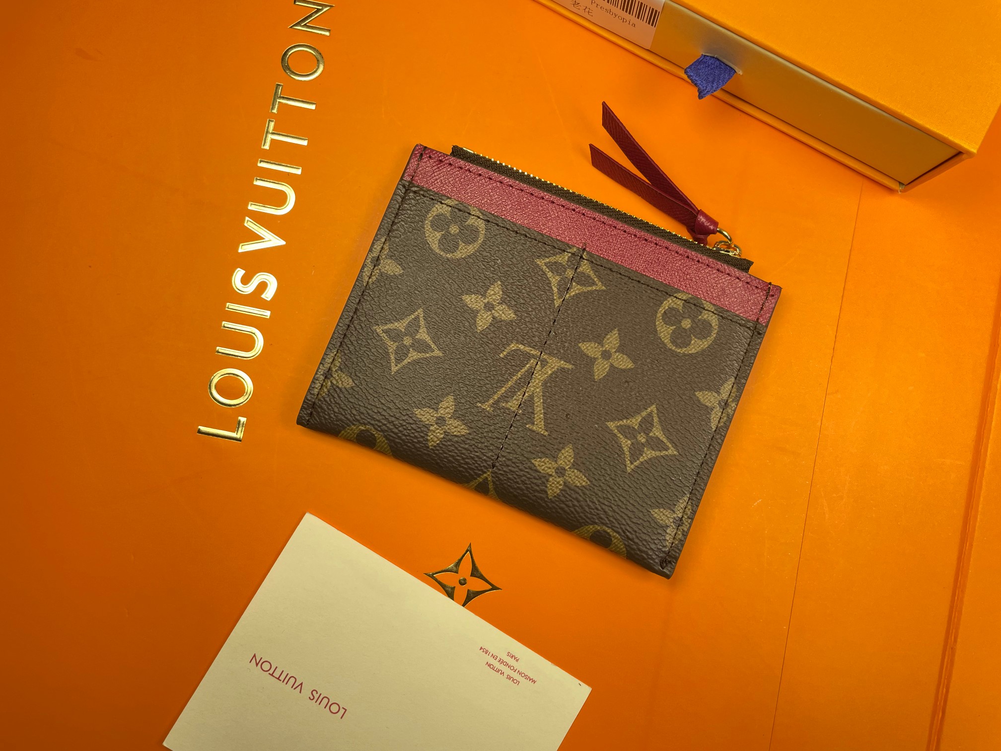 Interior features of the luxury card holder