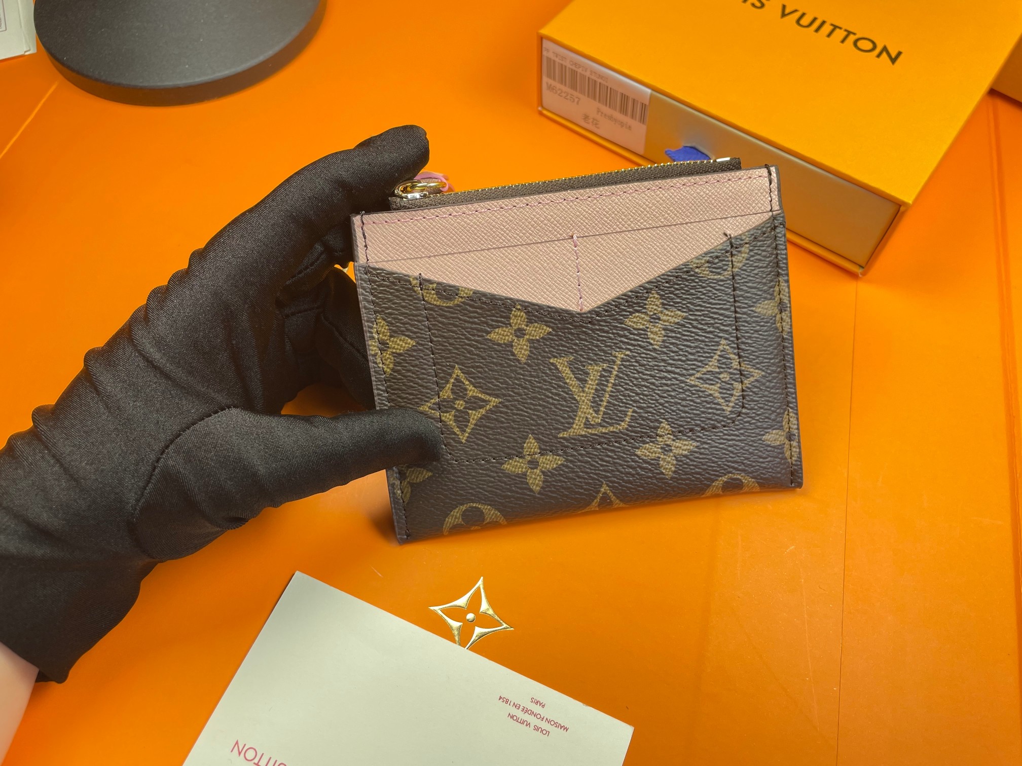 Slim profile of the leather card holder