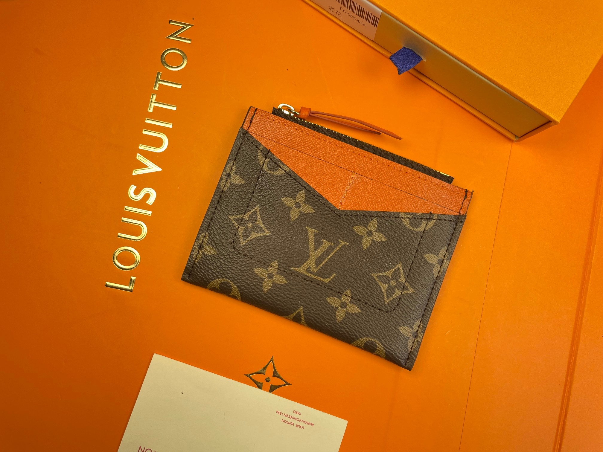 Front view of the classic leather card holder