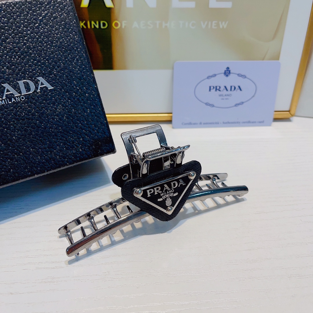 NO:279872,Prada Prada clip metal triangle clip versatile temperament and exquisite daily items, must-have items for fairies, treasure style, recommended style for closed eyes (single) hair accessories, hairpins, prada, prada, hairpins19860909Prada普拉达 Prada抓夹 金属三角牌抓夹 气质百搭 日常精致小单品 小仙女必入单品 宝藏款 闭眼入推荐款（单个）发饰,发夹,prada,prada,hairpins,accessory