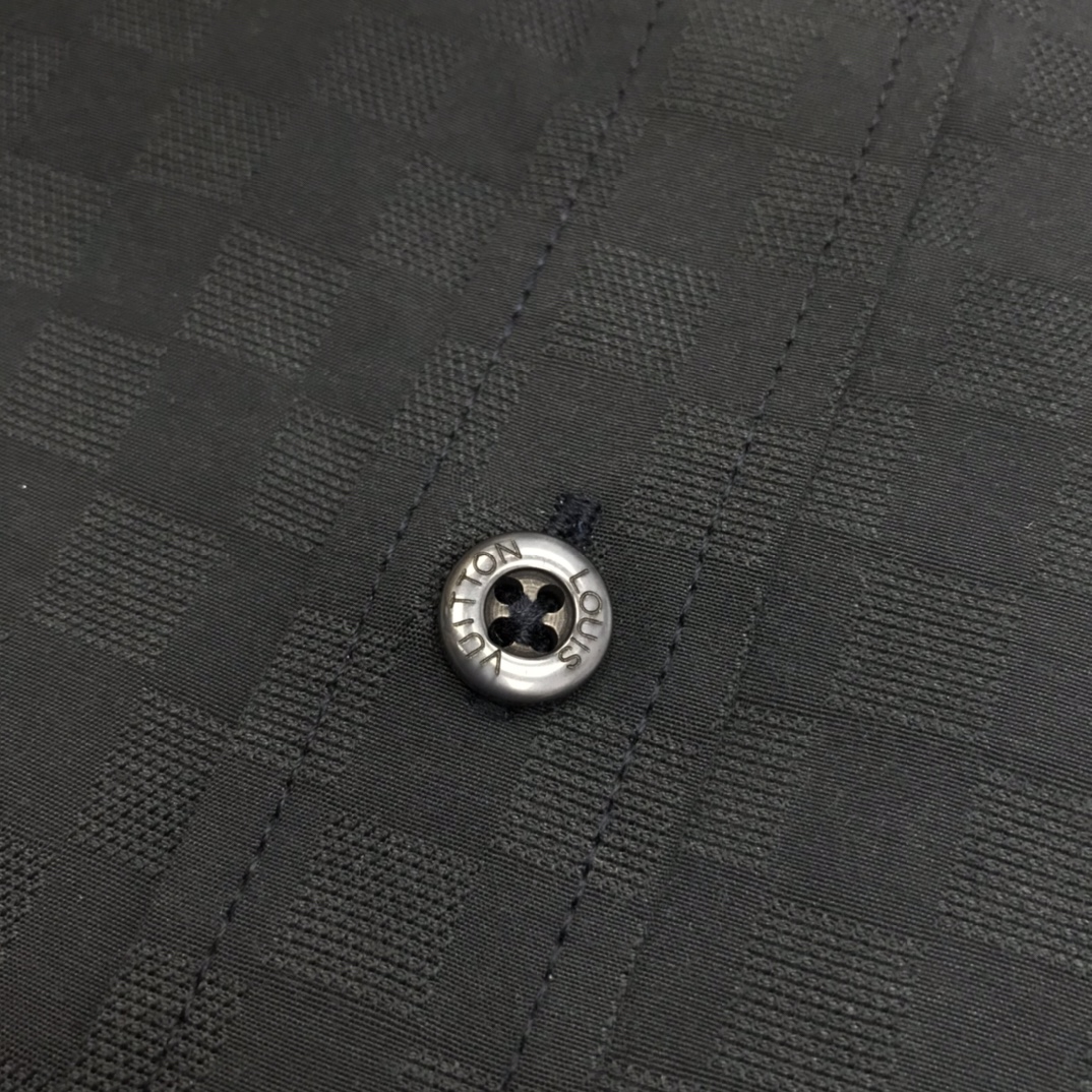 Louis Vuitton Shirt: Classic Style with Quality Details and Comfort, Various Sizes Available - 图片 5