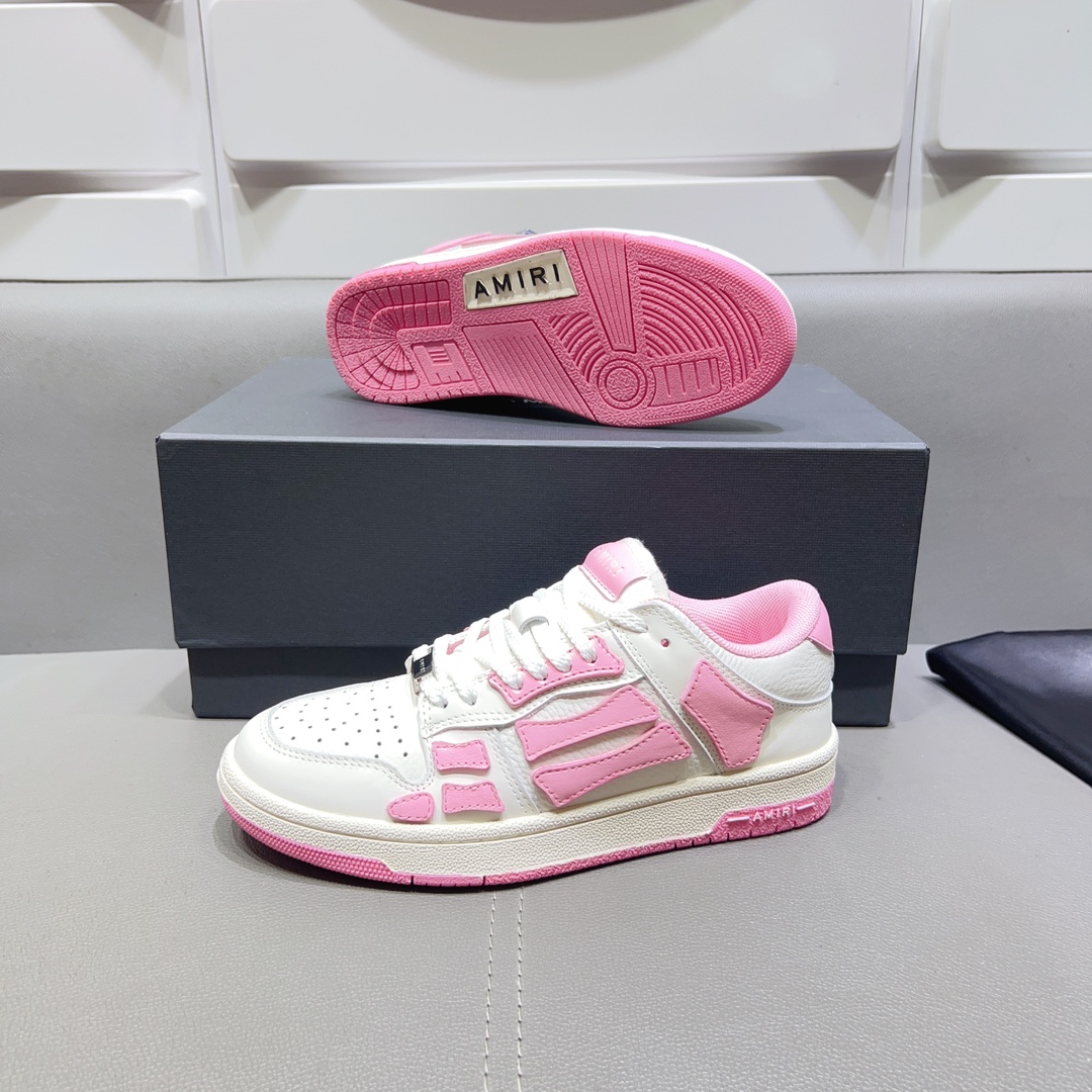 
AMIRI埃米尔爆款情侣骨头鞋。来自洛杉矶的高街潮牌独家爆版骨头鞋，众多明星网红同款，中国新说唱歌手小白Gali 王一博 杨幂等网红博主争夺上脚，AJ1的鞋型侧面立体骷髅头拼接骨头状
❶面料:原版定做头层牛皮➕双层骨头全油边工艺
❷内里:独家定制Nike同级内里 (无法超越)
❸垫脚:原版开模注塑成型
❹大底:独家1:1开模三色 原版大底
❺码数:情侣35-45（女41男45.定制不退换）高帮280底帮260 3D打印加20