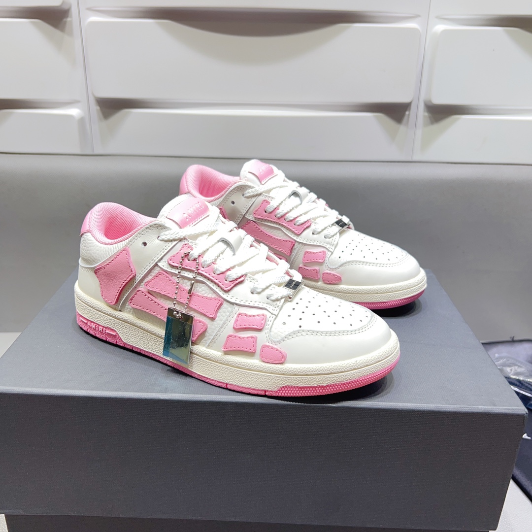 
AMIRI埃米尔爆款情侣骨头鞋。来自洛杉矶的高街潮牌独家爆版骨头鞋，众多明星网红同款，中国新说唱歌手小白Gali 王一博 杨幂等网红博主争夺上脚，AJ1的鞋型侧面立体骷髅头拼接骨头状
❶面料:原版定做头层牛皮➕双层骨头全油边工艺
❷内里:独家定制Nike同级内里 (无法超越)
❸垫脚:原版开模注塑成型
❹大底:独家1:1开模三色 原版大底
❺码数:情侣35-45（女41男45.定制不退换）高帮280底帮260 3D打印加20