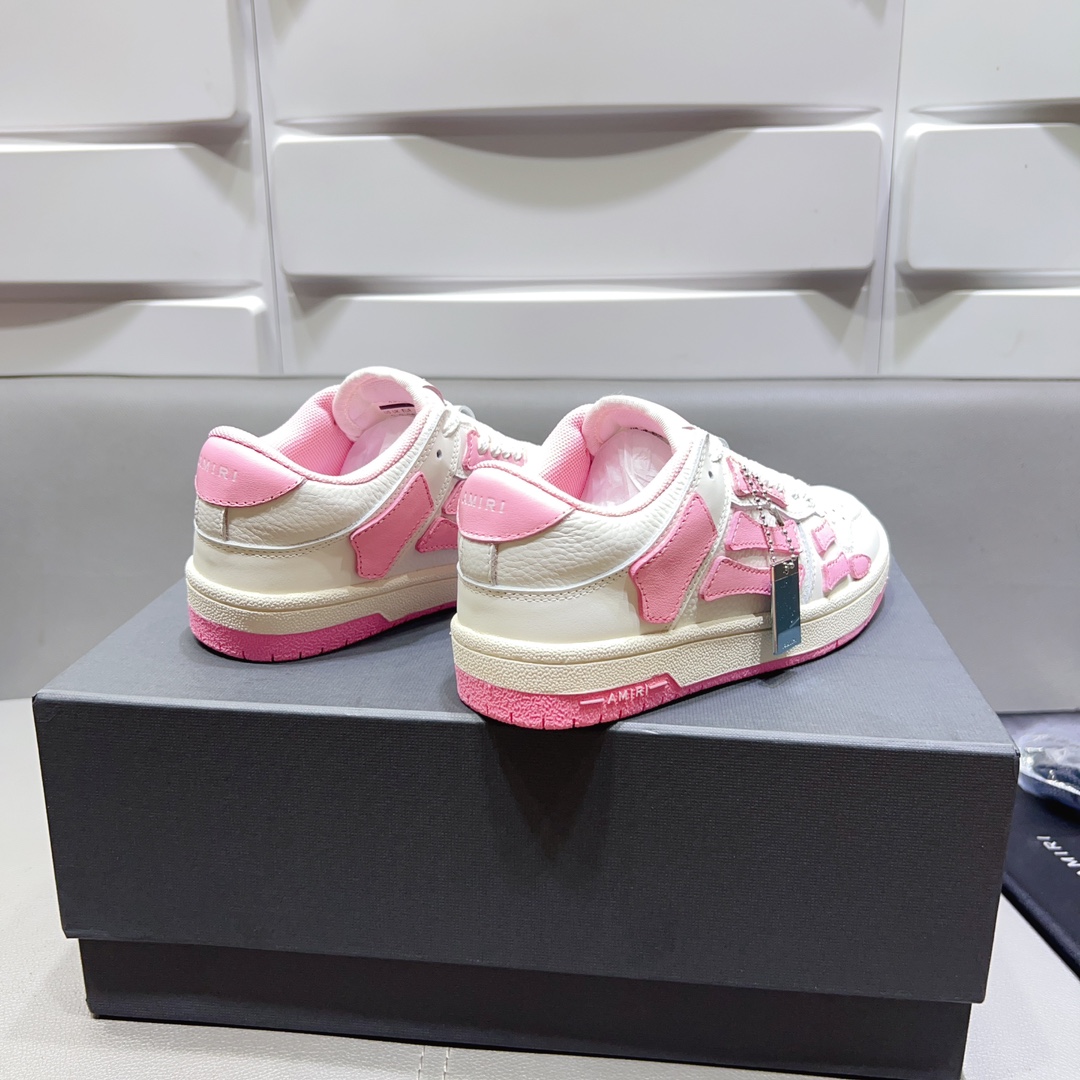 
AMIRI埃米尔爆款情侣骨头鞋。来自洛杉矶的高街潮牌独家爆版骨头鞋，众多明星网红同款，中国新说唱歌手小白Gali 王一博 杨幂等网红博主争夺上脚，AJ1的鞋型侧面立体骷髅头拼接骨头状
❶面料:原版定做头层牛皮➕双层骨头全油边工艺
❷内里:独家定制Nike同级内里 (无法超越)
❸垫脚:原版开模注塑成型
❹大底:独家1:1开模三色 原版大底
❺码数:情侣35-45（女41男45.定制不退换）高帮280底帮260 3D打印加20