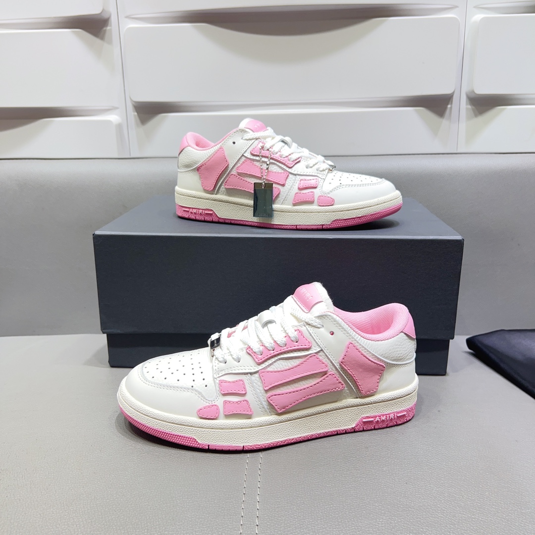 
AMIRI埃米尔爆款情侣骨头鞋。来自洛杉矶的高街潮牌独家爆版骨头鞋，众多明星网红同款，中国新说唱歌手小白Gali 王一博 杨幂等网红博主争夺上脚，AJ1的鞋型侧面立体骷髅头拼接骨头状
❶面料:原版定做头层牛皮➕双层骨头全油边工艺
❷内里:独家定制Nike同级内里 (无法超越)
❸垫脚:原版开模注塑成型
❹大底:独家1:1开模三色 原版大底
❺码数:情侣35-45（女41男45.定制不退换）高帮280底帮260 3D打印加20