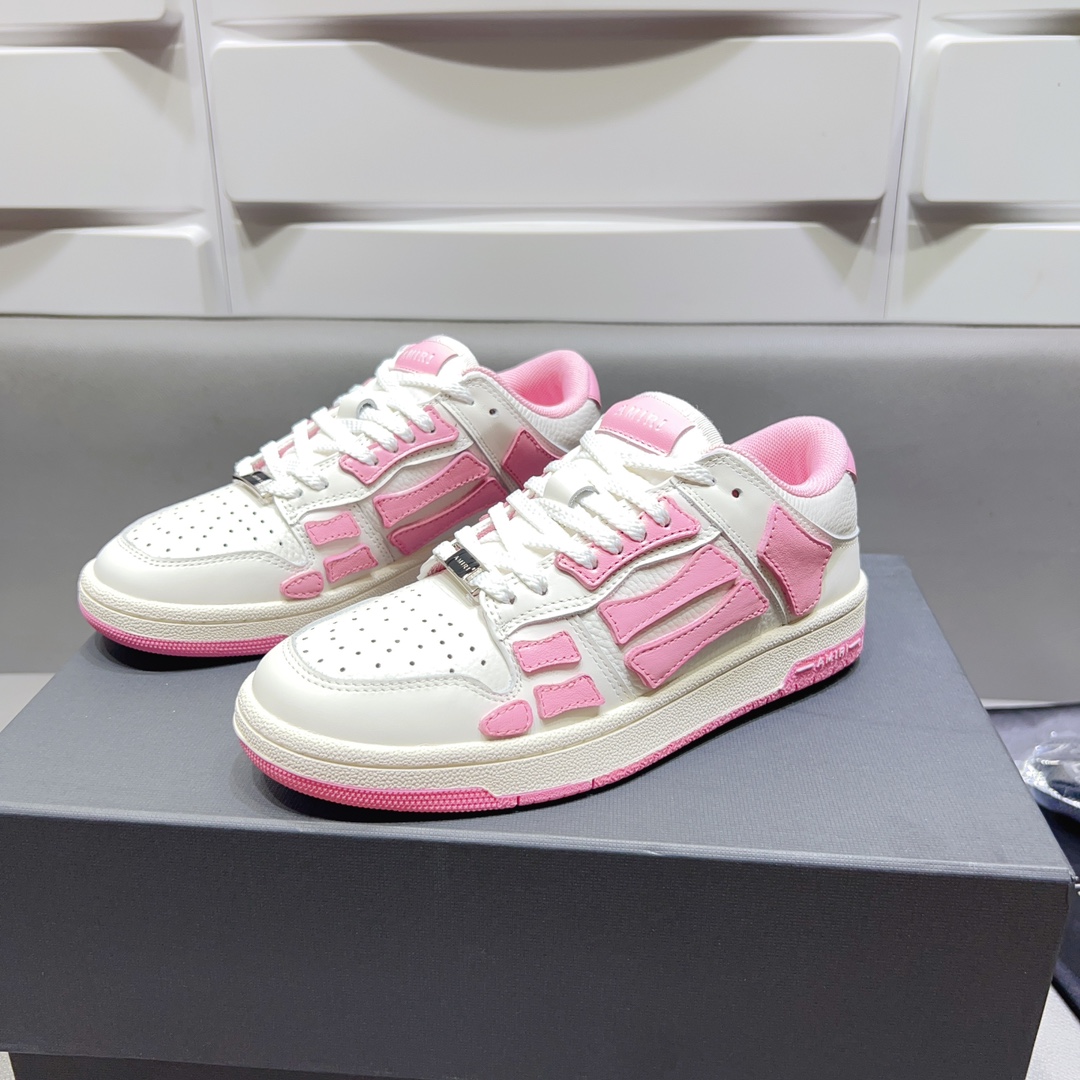 
AMIRI埃米尔爆款情侣骨头鞋。来自洛杉矶的高街潮牌独家爆版骨头鞋，众多明星网红同款，中国新说唱歌手小白Gali 王一博 杨幂等网红博主争夺上脚，AJ1的鞋型侧面立体骷髅头拼接骨头状
❶面料:原版定做头层牛皮➕双层骨头全油边工艺
❷内里:独家定制Nike同级内里 (无法超越)
❸垫脚:原版开模注塑成型
❹大底:独家1:1开模三色 原版大底
❺码数:情侣35-45（女41男45.定制不退换）高帮280底帮260 3D打印加20