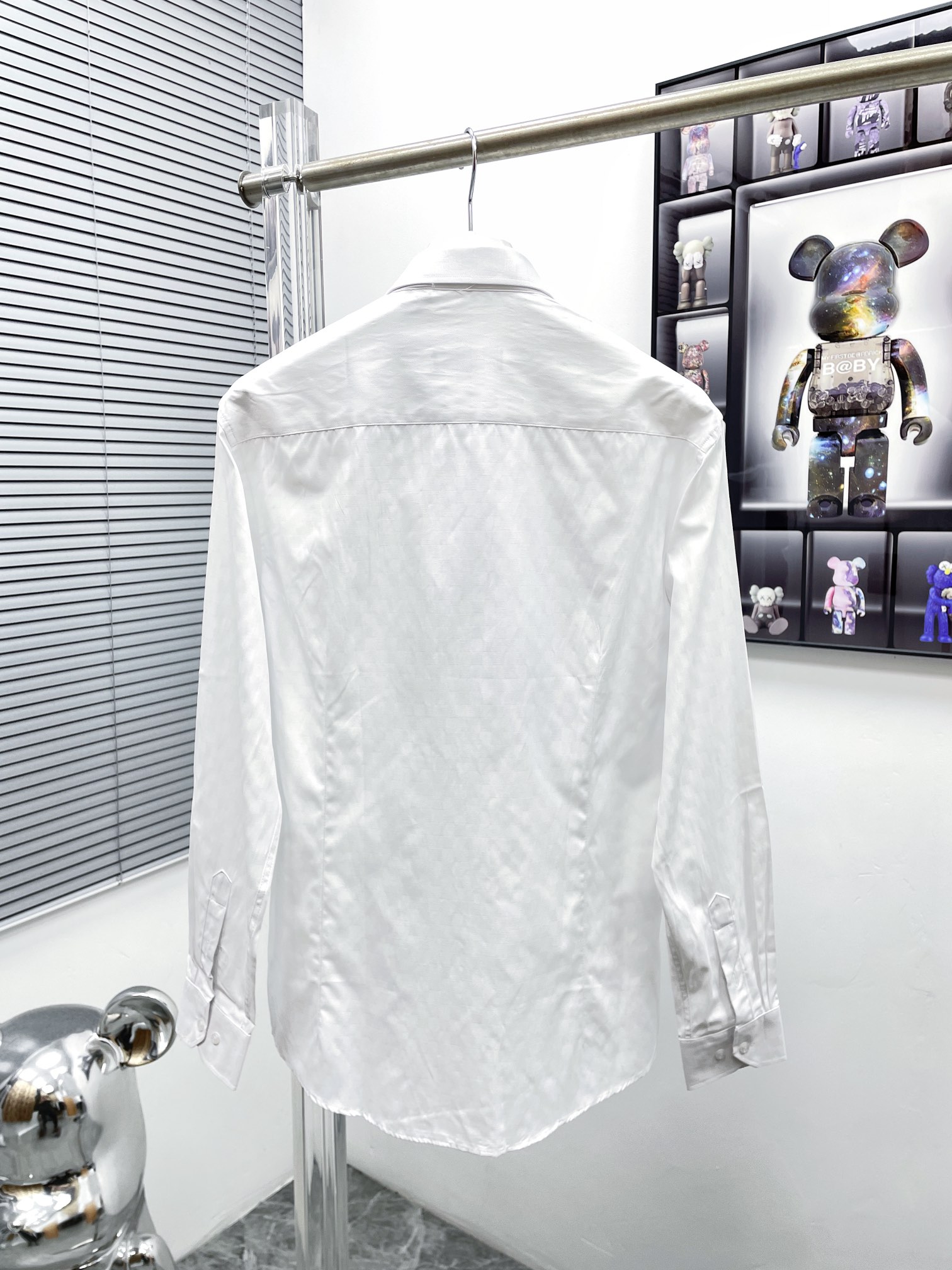 Louis Vuitton Leisure Line Shirt: Classic Style with Quality Details - 图片 2