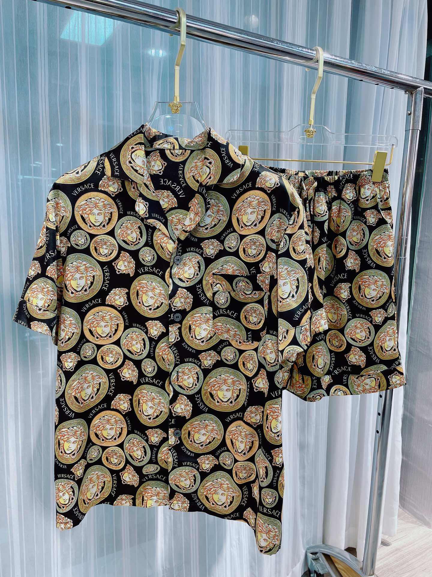 NO:142077,Paijia original innovative model is on the market, real photography, Fan Fan Popular high-end home clothing suit, short-sleeved shorts, same style for men and women, using high-quality Korean silk fabric, comfortable upper body effect, size M-3XL (silk products should not be machine-washed, recommended to wash by hand or wash with laundry bag), shorts, T-shirt, real silk, alexander wang19860909派家原创新款上市,实物拍摄,范范 爆款高端家居服套装,短袖短裤 男女同款,采用高定韩国丝面料,上身效果舒适,尺码M—3XL（真丝产品切勿机洗,建议手洗或者洗衣袋洗）,,shorts,T-shirt,real silk,alexander wang,Men's clothing