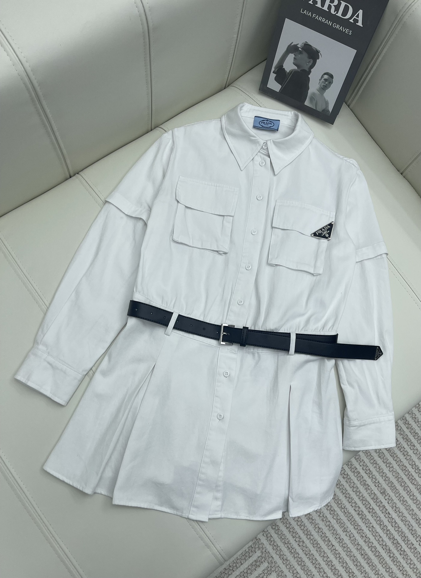 NO:696835,Prad* new product is on the shelves. The pleated dress with double pocket design has detachable sleeves. The whole skirt has a sense of weight. The classic triangle logo is embellished. The high waistline is pleated and can show a youthful temperament. Recommended for daily wear with a belt. High version 2 colors, prada, skirts,19860909Prad* 新品上架双口袋设计压褶连衣裙袖子拼接可拆卸 整条裙子很有分量感 经典三角标点缀 高腰线拼接压褶又可以显的年轻气质 搭配腰带日常穿搭推荐 高版本2色,,prada,skirts,,Women's clothing