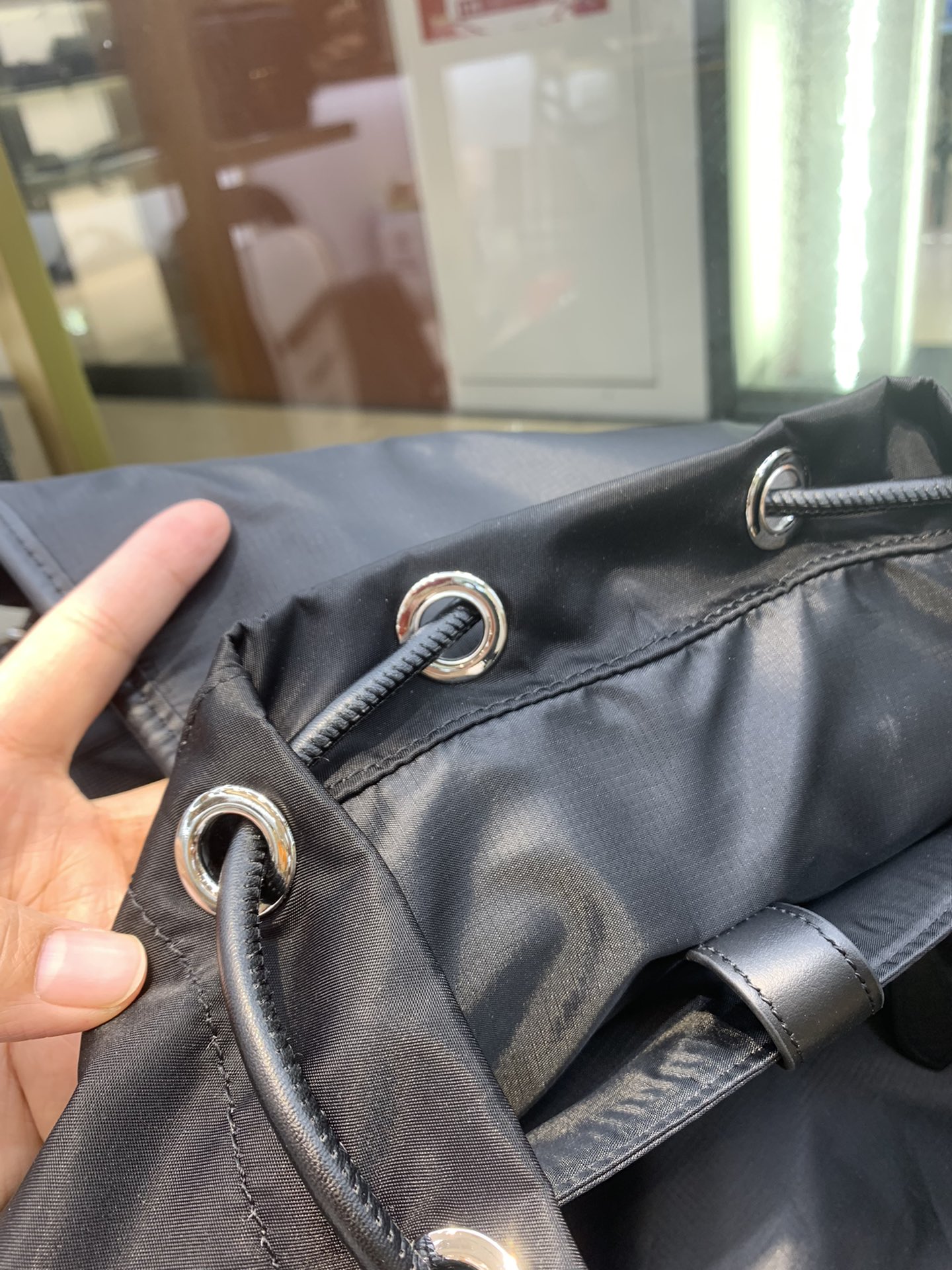 B家新款尼龙双肩包，印有焕新的品牌徽标，搭配平滑皮革边饰，肩背带饰有 Bur字母提花精纺徽标。28x 18x 40cm🌟