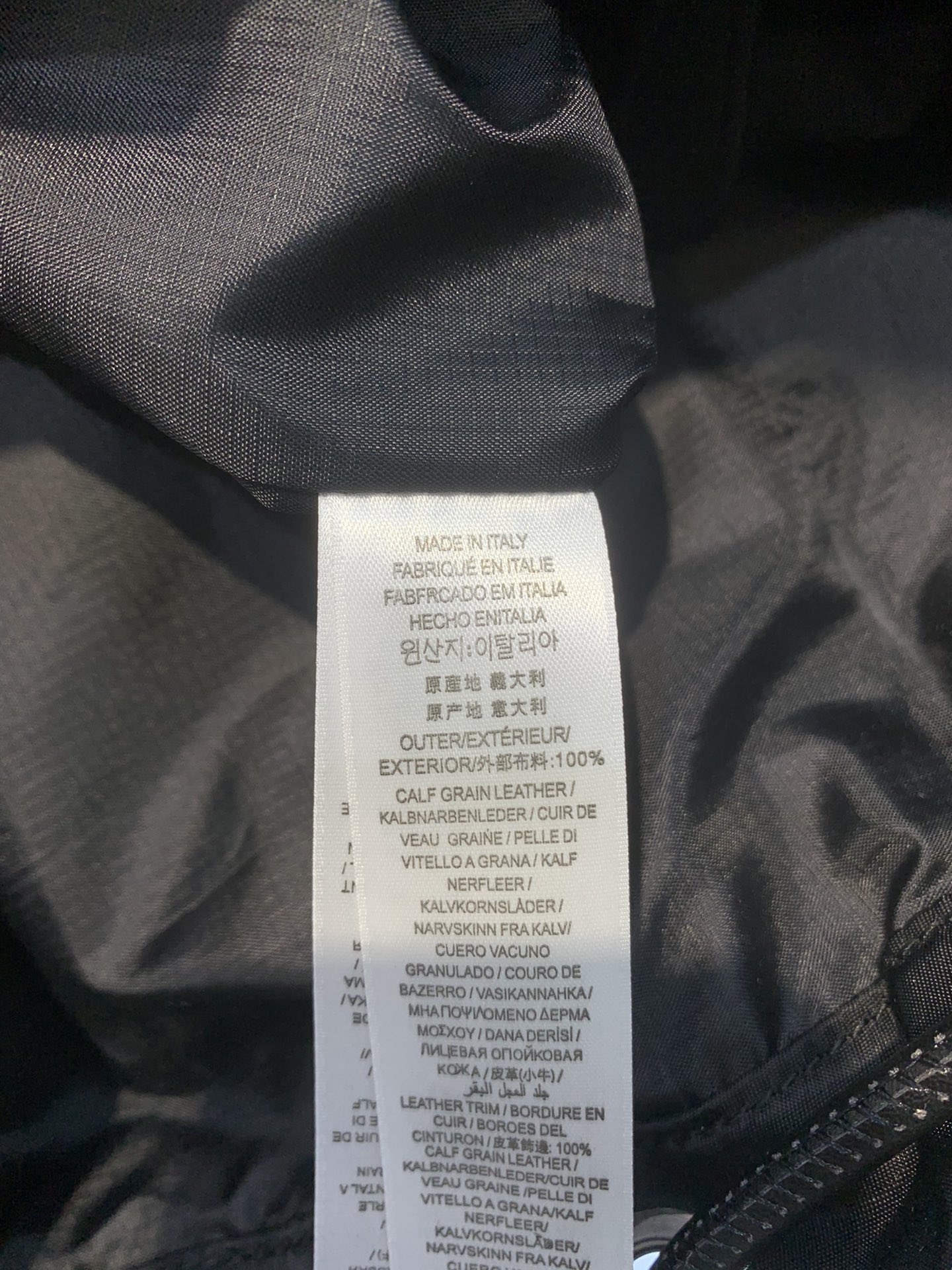 B家新款尼龙双肩包，印有焕新的品牌徽标，搭配平滑皮革边饰，肩背带饰有 Bur字母提花精纺徽标。28x 18x 40cm🌟