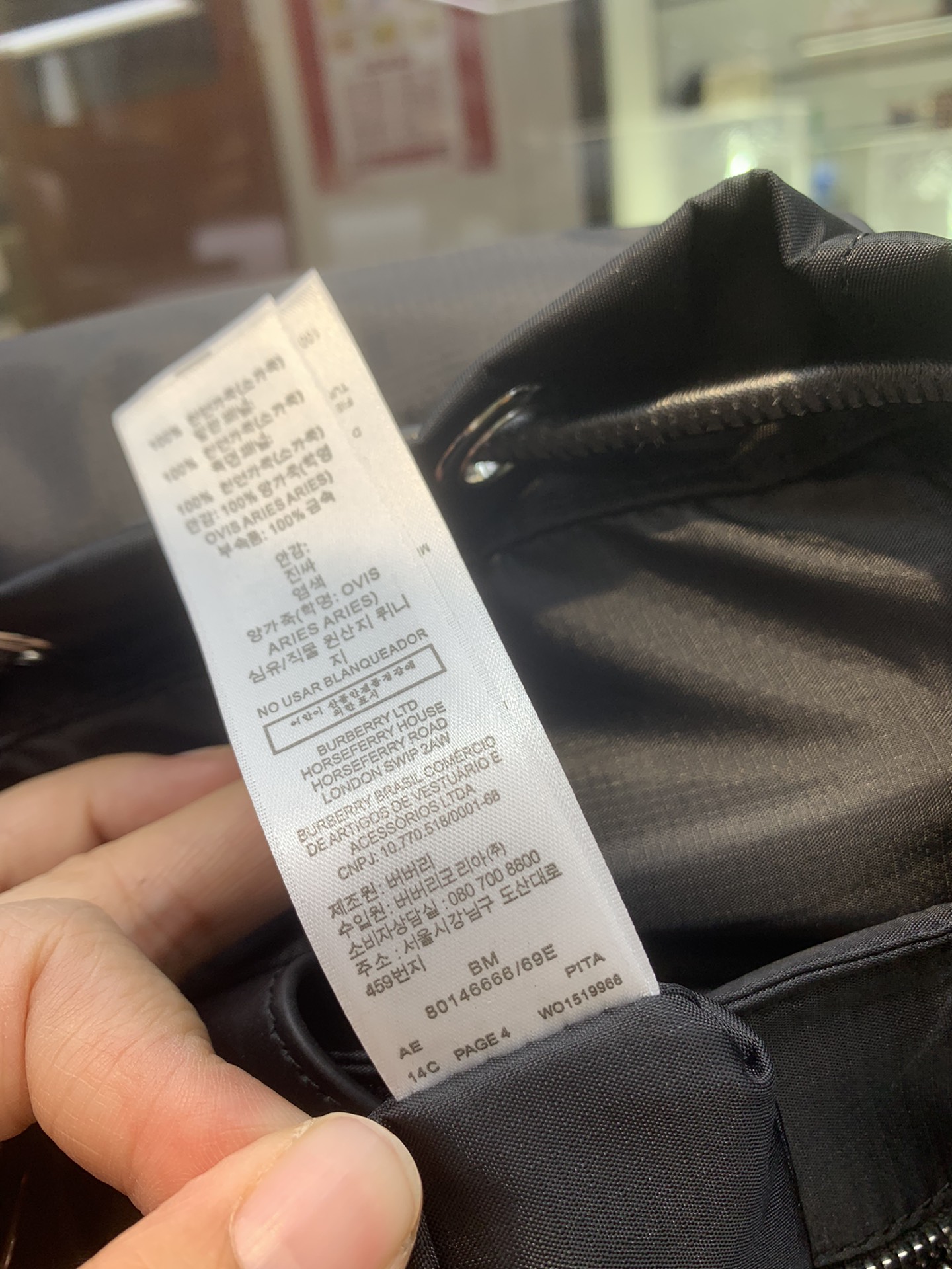 B家新款尼龙双肩包，印有焕新的品牌徽标，搭配平滑皮革边饰，肩背带饰有 Bur字母提花精纺徽标。28x 18x 40cm🌟