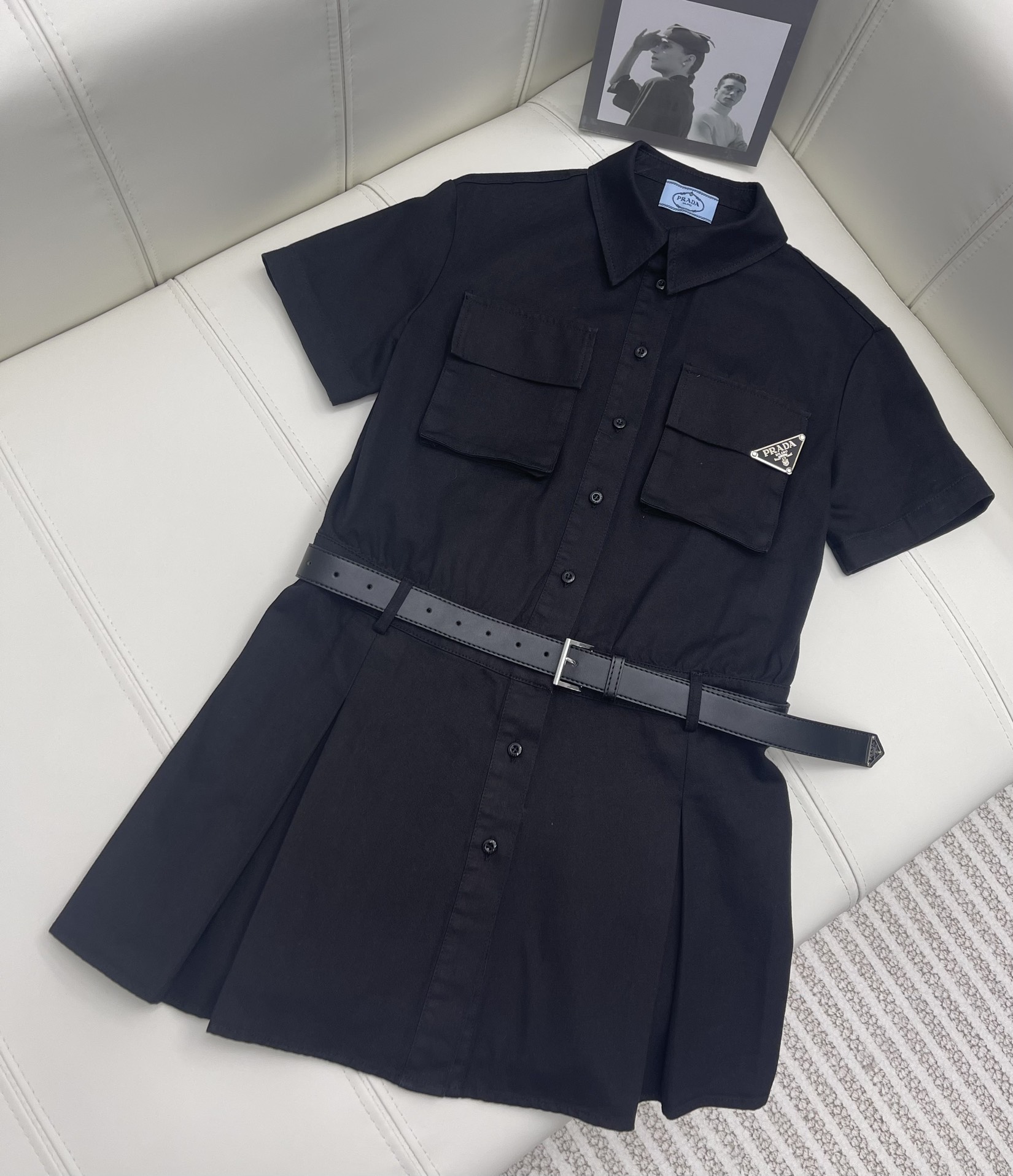 NO:696827,Prad* new product is on the shelves. The pleated dress with double pocket design has detachable sleeves. The whole skirt has a sense of weight. The classic triangle logo is embellished. The high waistline is pleated and can show a youthful temperament. Recommended for daily wear with a belt. High version 2 colors L, prada, skirts,19860909Prad* 新品上架双口袋设计压褶连衣裙袖子拼接可拆卸 整条裙子很有分量感 经典三角标点缀 高腰线拼接压褶又可以显的年轻气质 搭配腰带日常穿搭推荐 高版本2色 L,,prada,skirts,,Women's clothing