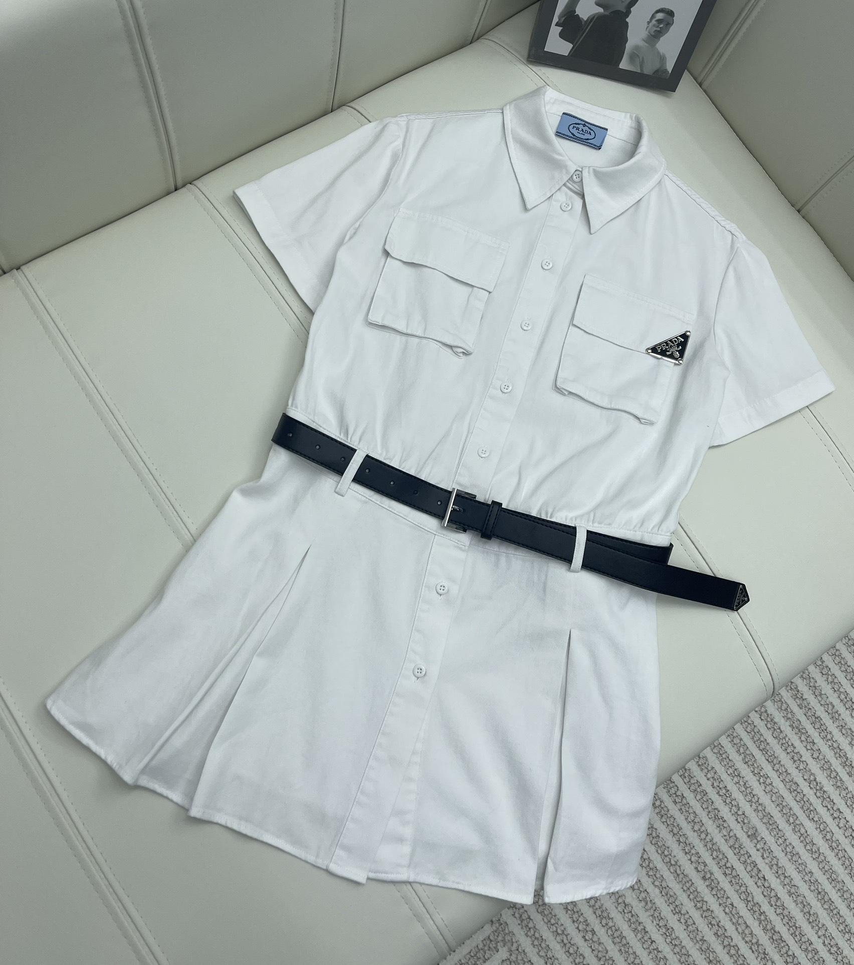 NO:696830,Prad* new product is on the shelves. The pleated dress with double pocket design has detachable sleeves. The whole skirt has a sense of weight. The classic triangle logo is embellished. The high waistline is pleated and can show a youthful temperament. Recommended for daily wear with a belt. High version 2 colors, prada, skirts,19860909Prad* 新品上架双口袋设计压褶连衣裙袖子拼接可拆卸 整条裙子很有分量感 经典三角标点缀 高腰线拼接压褶又可以显的年轻气质 搭配腰带日常穿搭推荐 高版本2色,,prada,skirts,,Women's clothing