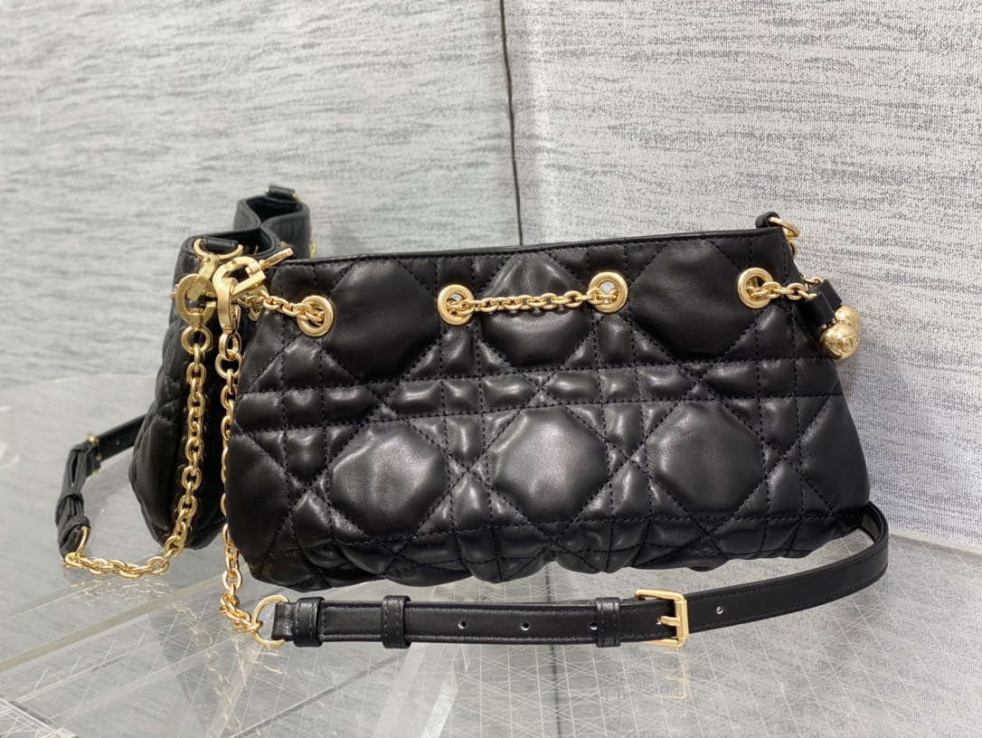 Dior Sac surprise Cloud pochette matelassée chaîne porté main épaule bandoulière