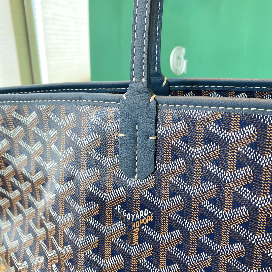 Goyard戈雅 Goyard Artois 托特包中号中号mm 尺寸：XXcm～想不到还有什么牌子比戈雅更具品味的邮差了！多色可选 配色经典 帆布面料带着清香 做工精致 老花纹也特别耐看～除爱马仕外最好的手工高奢品牌，低调奢华的完美诠释。\n款号-\n00QD