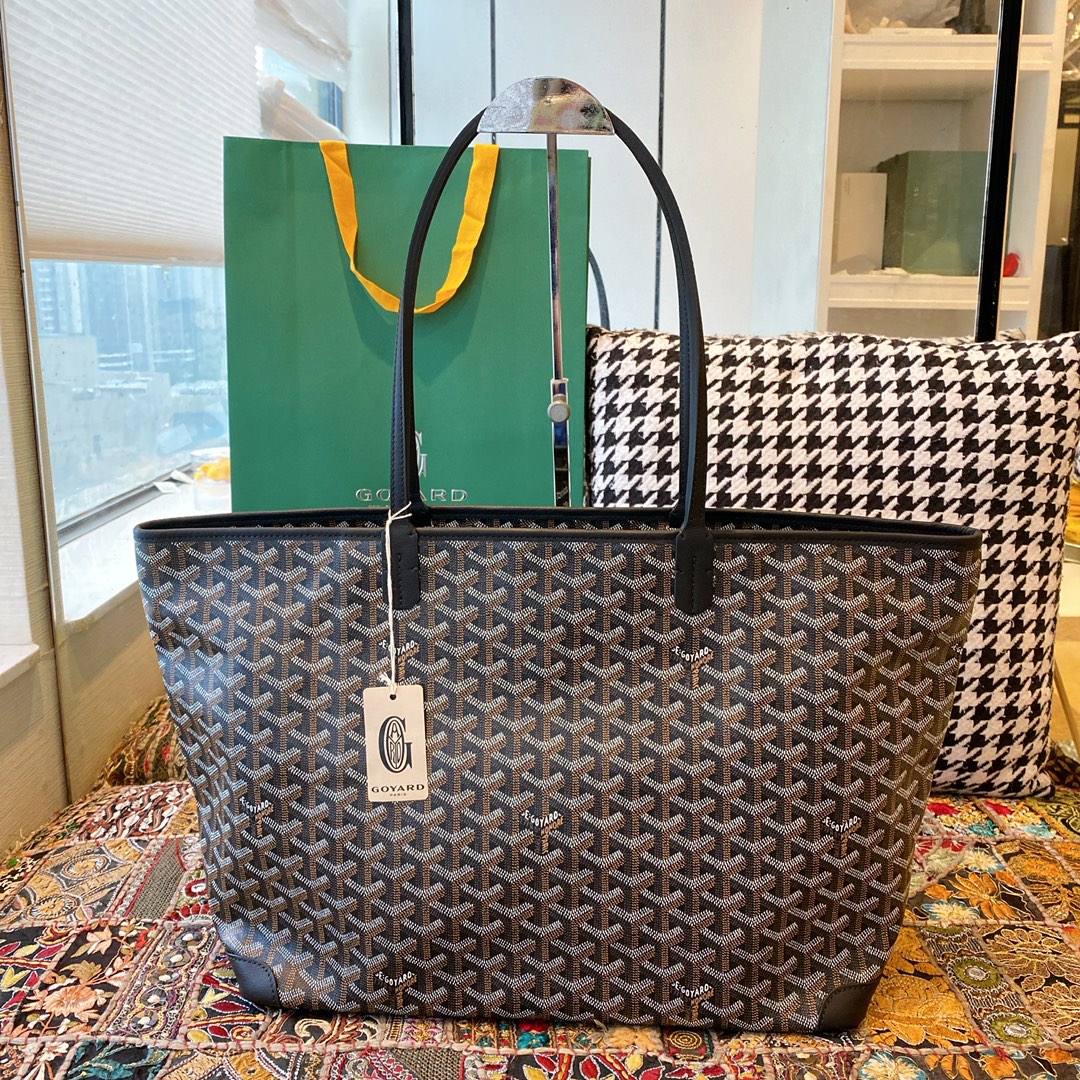 Goyard戈雅 Goyard Artois 托特包中号中号mm 尺寸：XXcm～想不到还有什么牌子比戈雅更具品味的邮差了！多色可选 配色经典 帆布面料带着清香 做工精致 老花纹也特别耐看～除爱马仕外最好的手工高奢品牌，低调奢华的完美诠释。\n款号-\n00QD