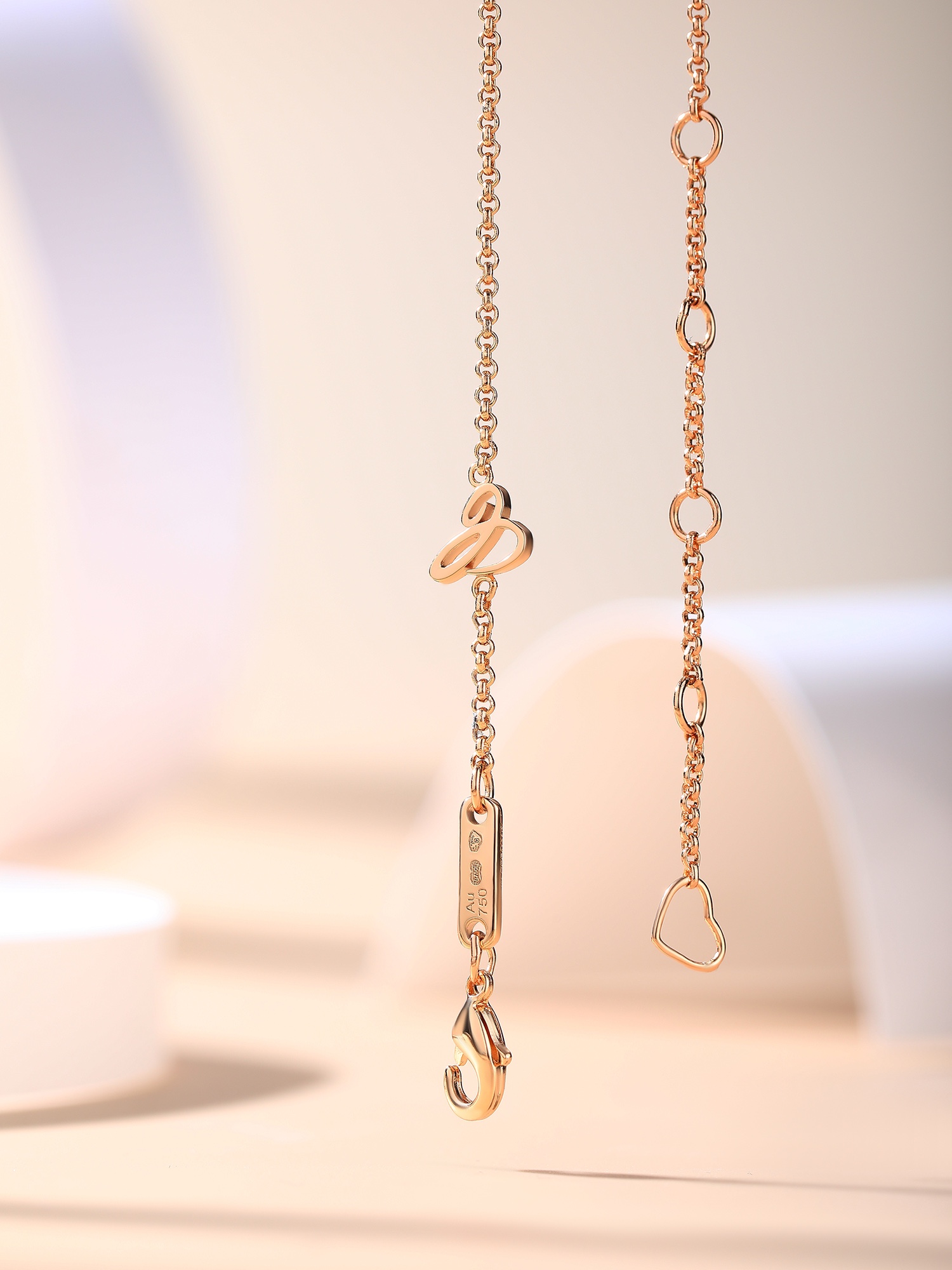 Chopard Happy Hearts心形项链这个桃心的形状有别于甜美周正的心形透着一股成熟气息又中和