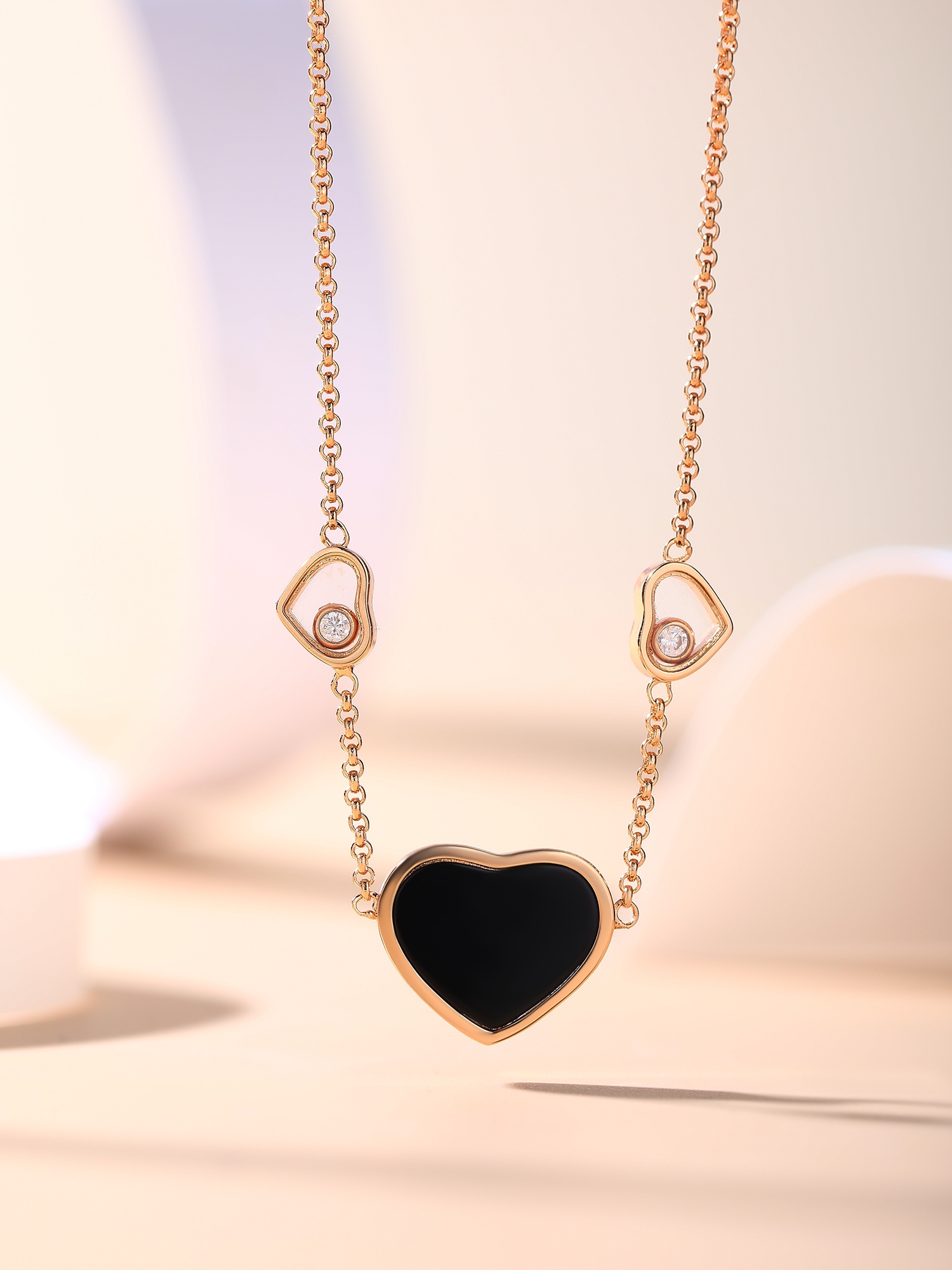 Chopard Happy Hearts心形项链这个桃心的形状有别于甜美周正的心形透着一股成熟气息又中和