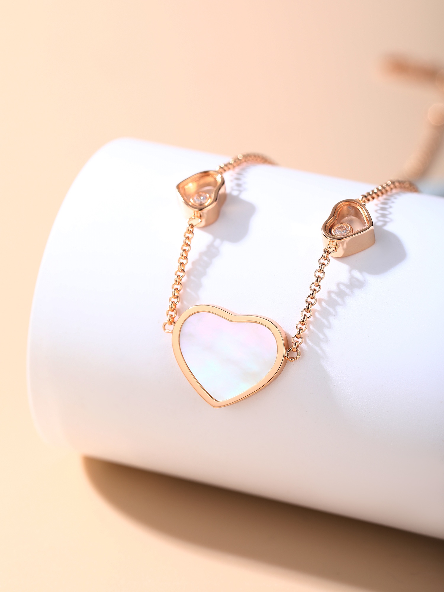 Chopard Happy Hearts心形项链这个桃心的形状有别于甜美周正的心形透着一股成熟气息又中和