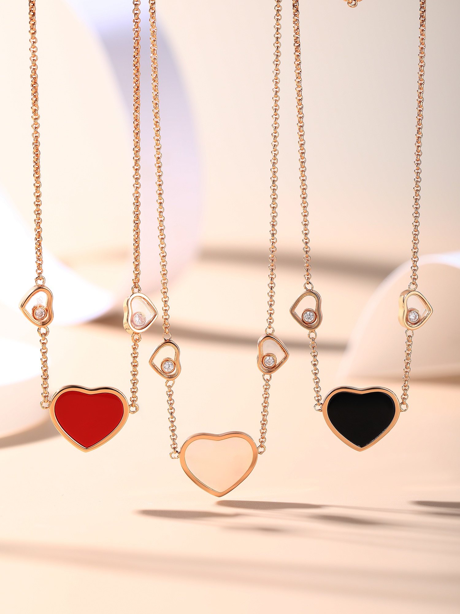 Chopard Happy Hearts心形项链这个桃心的形状有别于甜美周正的心形透着一股成熟气息又中和