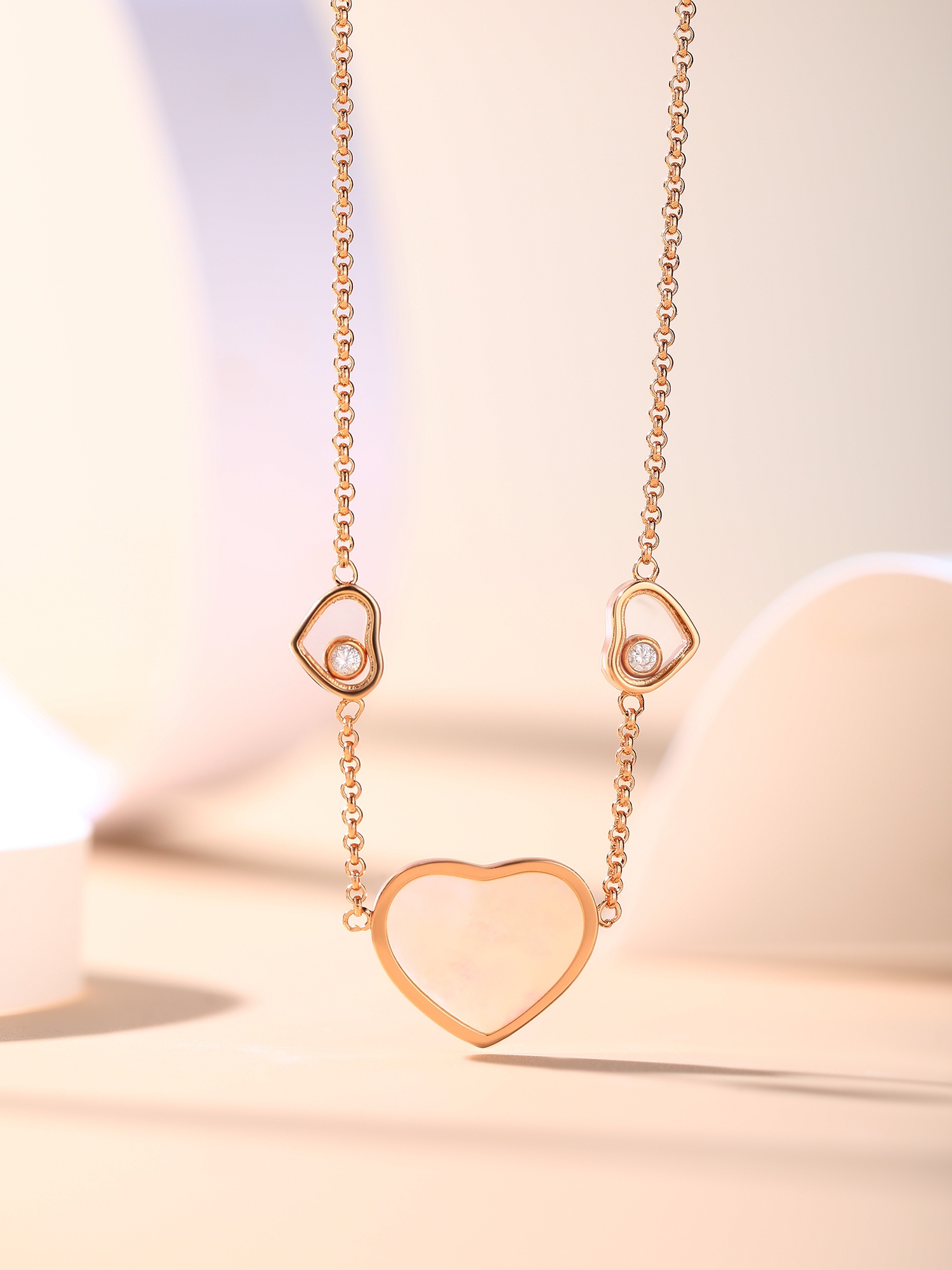 Chopard Happy Hearts心形项链这个桃心的形状有别于甜美周正的心形透着一股成熟气息又中和